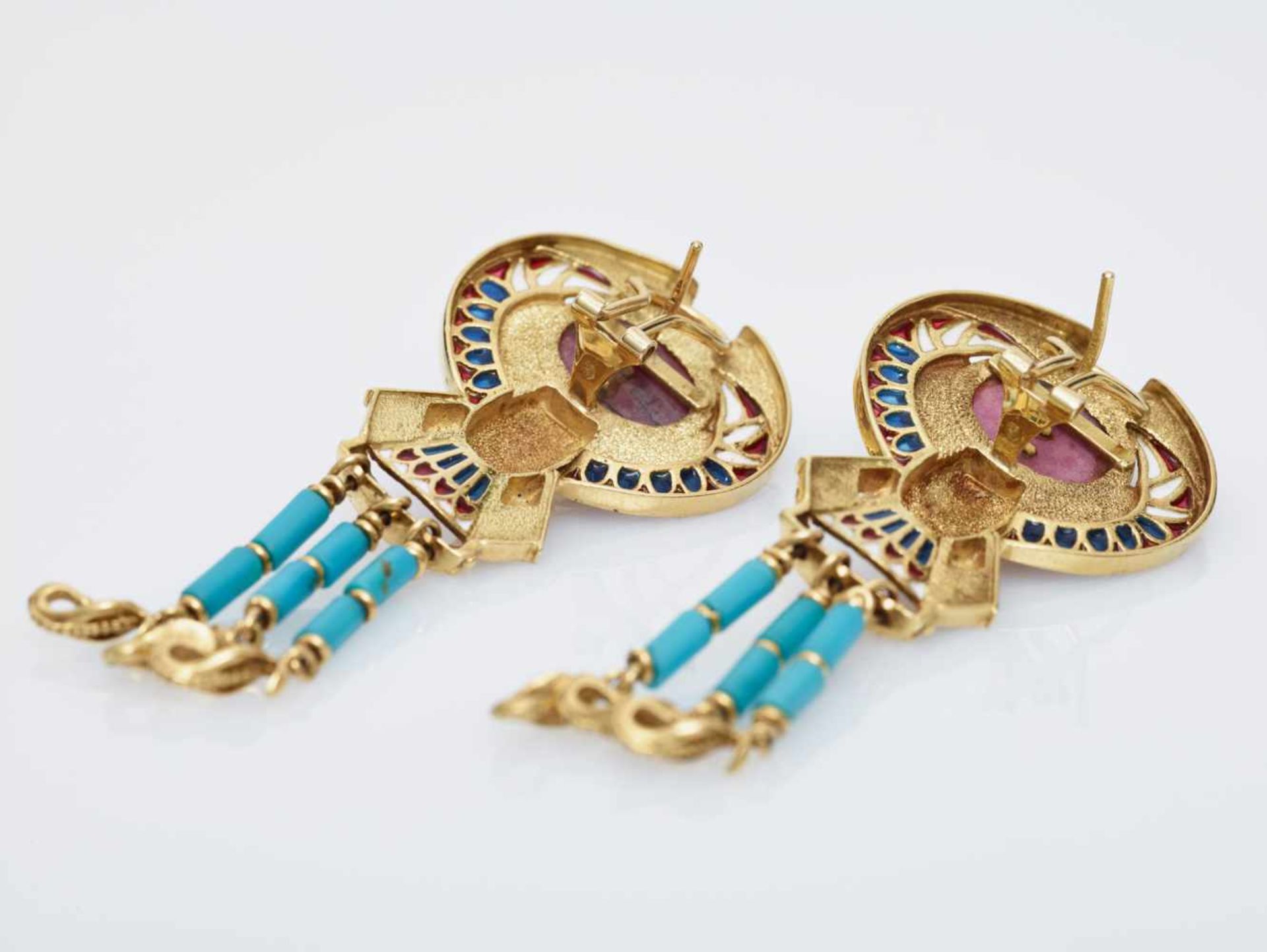 AN UNUSUAL PAIR OF ‘EGYPTIAN REVIVAL’ EAR CLIPSpossibly FrenchAfter 1900, each with ‘25B’ hallmark - Image 8 of 9