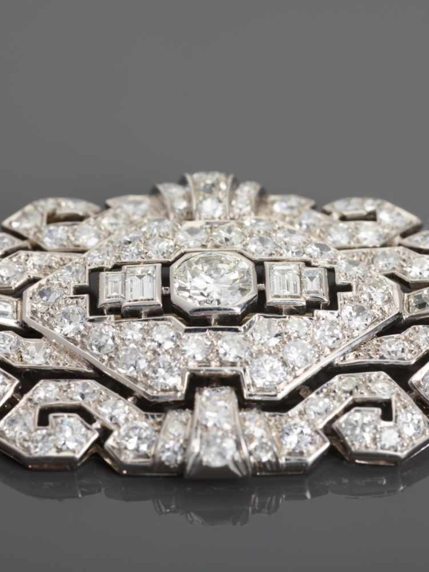 A MAGNIFICENT ART DECO PLATINUM BROOCH WITH 9 CARATS OF DIAMONDSFranceafter 1930, hallmark ‘BCSGD’ - Image 3 of 9