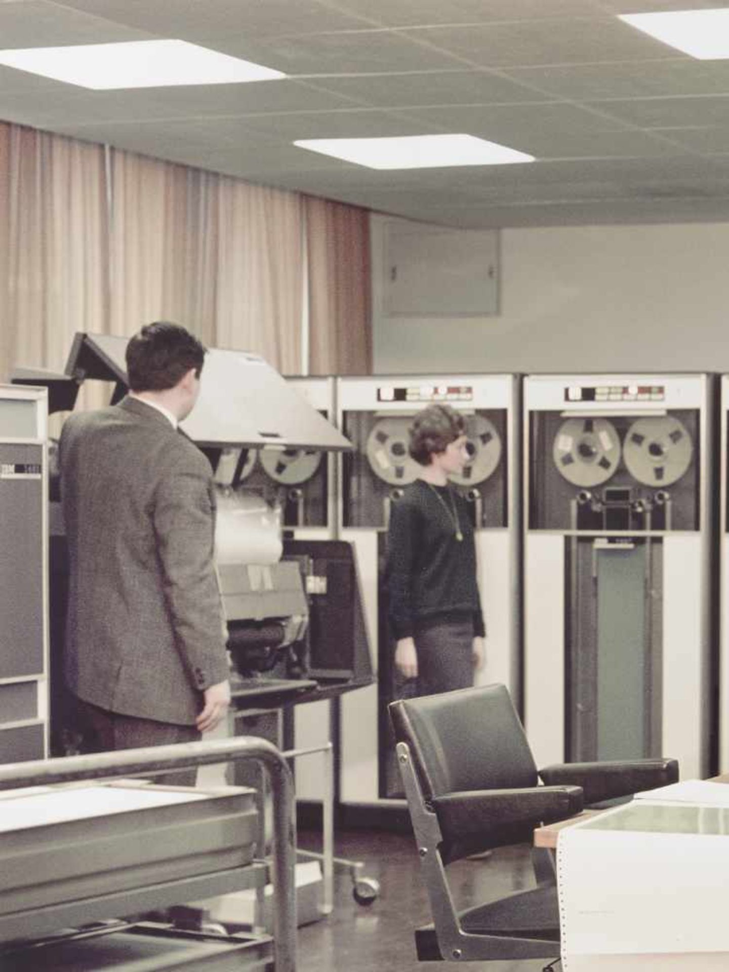 JOSEF HEINRICH DARCHINGER (1925-2013), LARGE PHOTOGRAPH ‘QUELLE HEADQUARTERS WITH IBM COMPUTER - Bild 4 aus 8