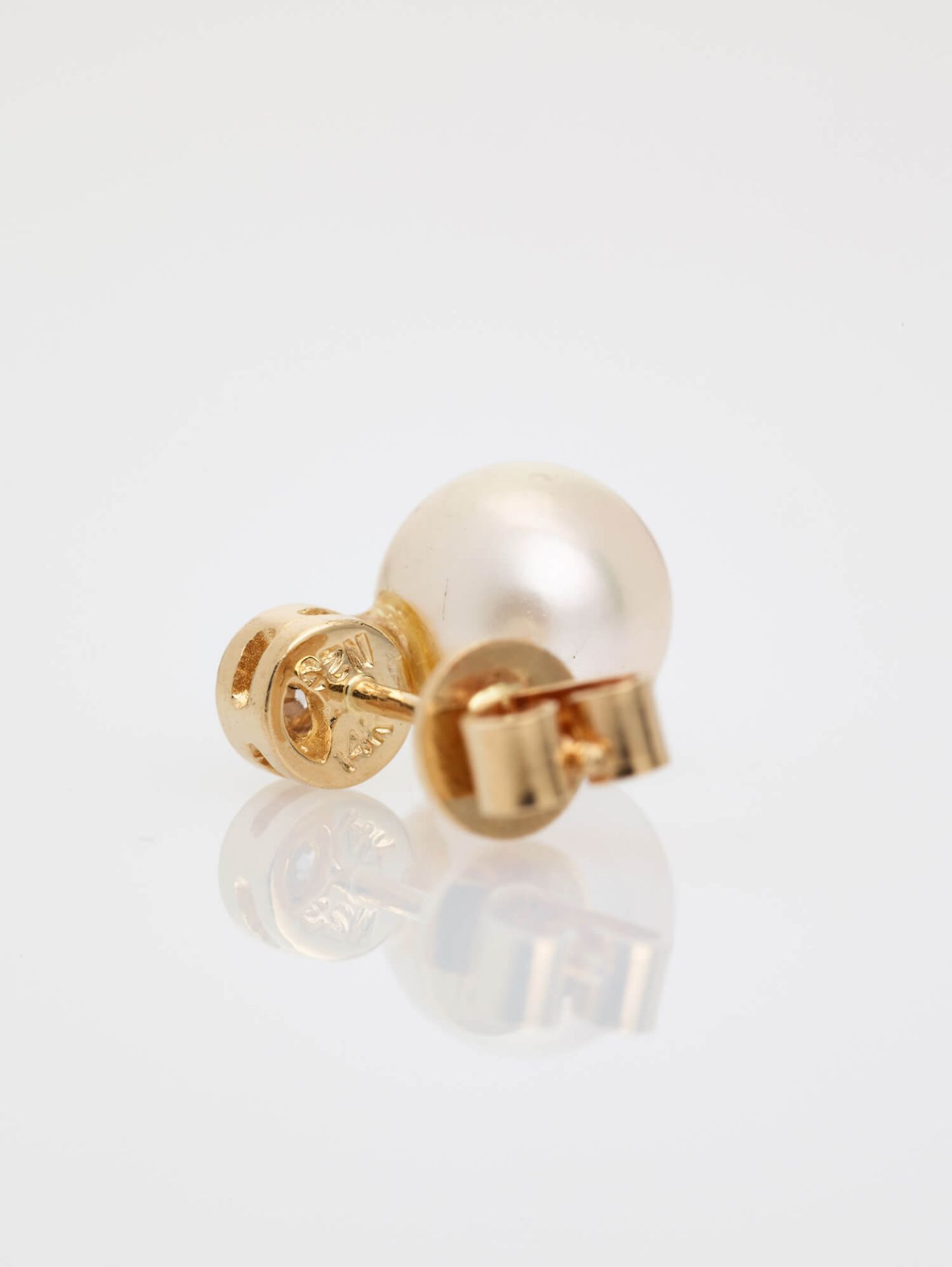 A PAIR OF 14 CARAT YELLOW GOLD EAR STUDS WITH PEARLS AND DIAMONDS hallmarked ‘14K’ and with a - Image 5 of 5