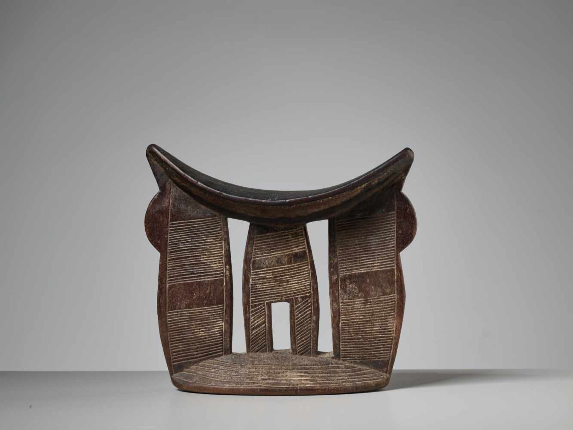 A FINELY CARVED NECK REST, ETHIOPIA, KAMBATA PEOPLEWood, remnants of kaolinEthiopia, Kambata