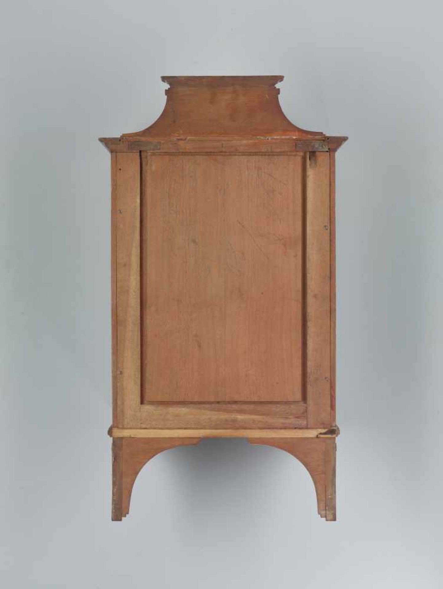 A 19th CENTURY VIENNA MAHOGANY WALL DISPLAY CABINET WITH BRASS APPLICATIONSMahogany, glass and brass - Image 5 of 7