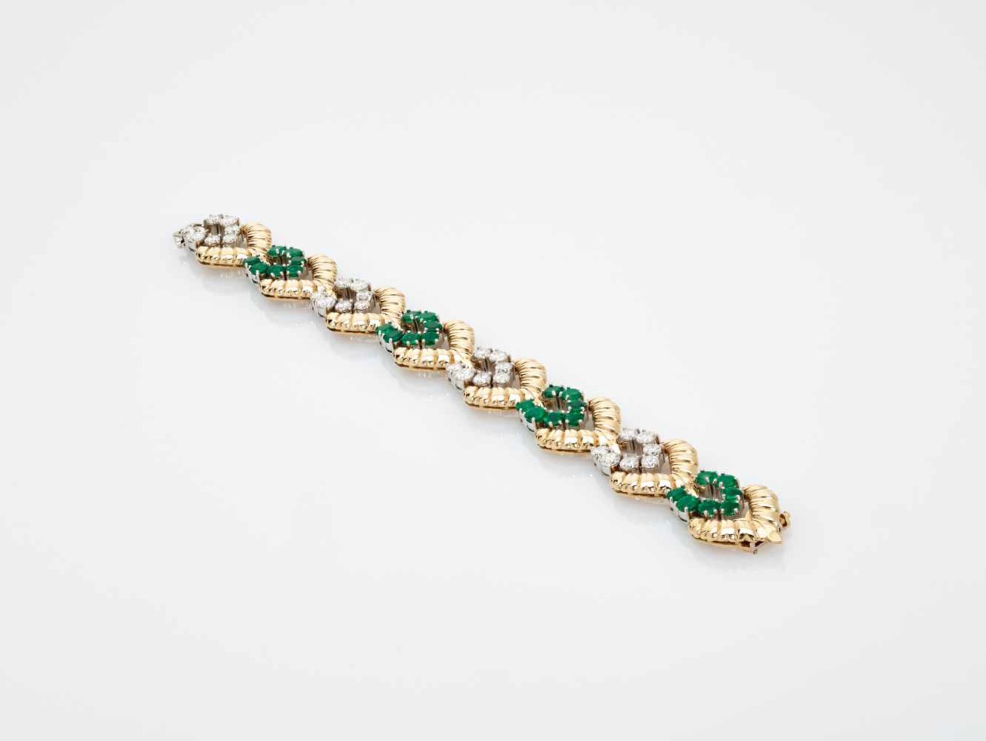 A VAN CLEEF & ARPELS GOLD BRACELET WITH 11 CARATS OF EMERALDS AND DIAMONDSNew Yorkca. 1940, - Image 5 of 10