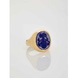 AN 18 CARAT YELLOW GOLD SIGNET RING WITH LAPIS LAZULI COAT OF ARMSGermanymid-20th century,