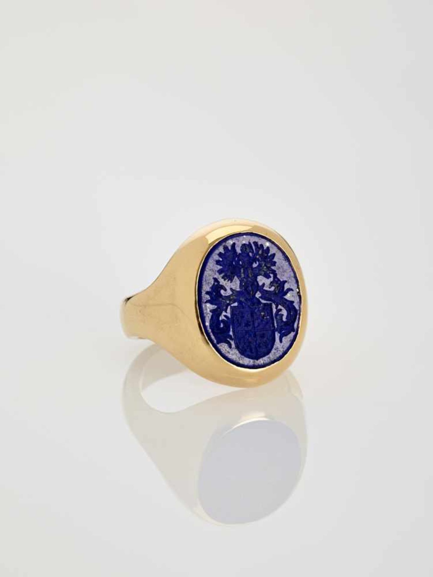 AN 18 CARAT YELLOW GOLD SIGNET RING WITH LAPIS LAZULI COAT OF ARMSGermanymid-20th century,