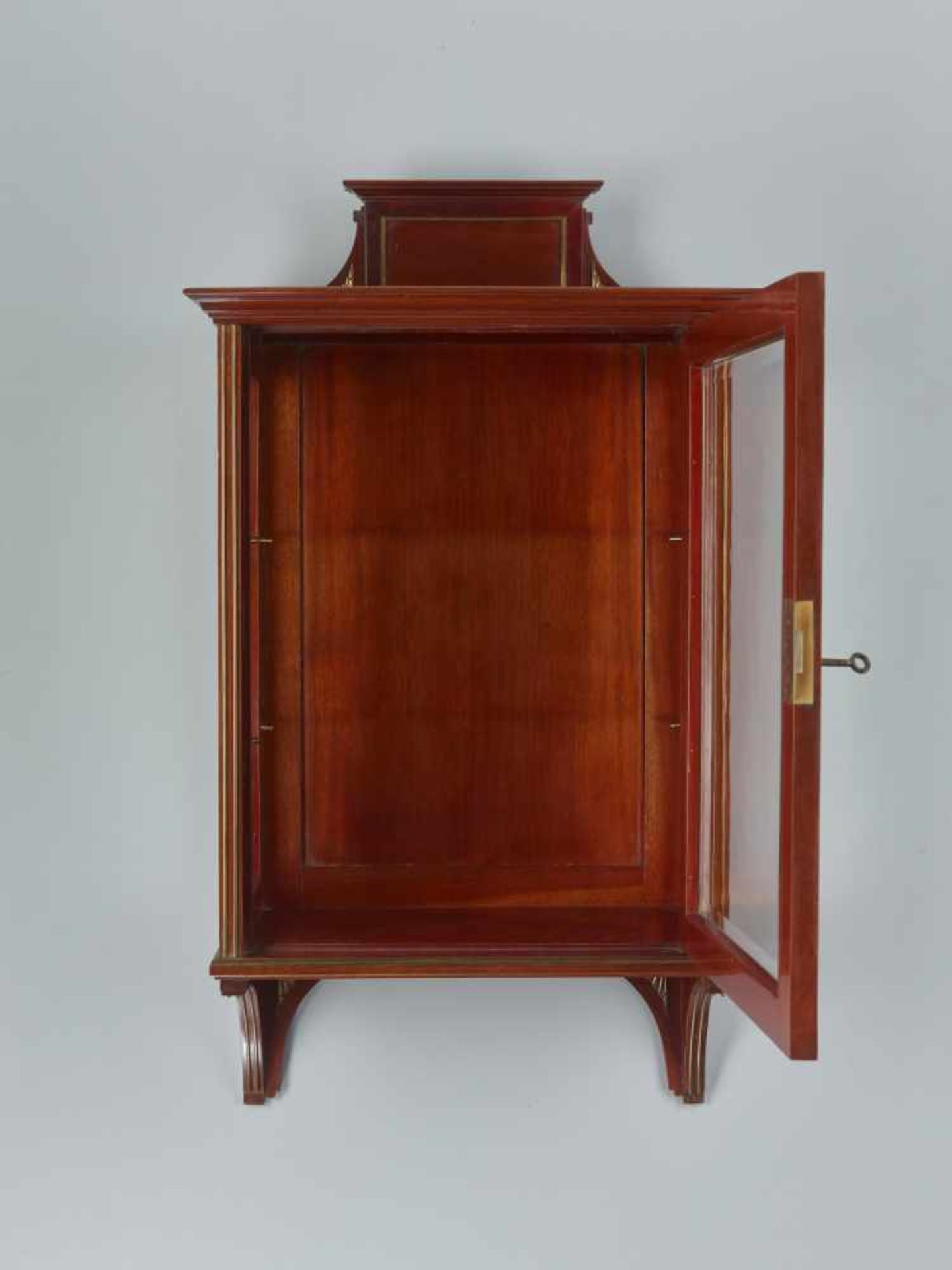 A 19th CENTURY VIENNA MAHOGANY WALL DISPLAY CABINET WITH BRASS APPLICATIONSMahogany, glass and brass - Image 3 of 7