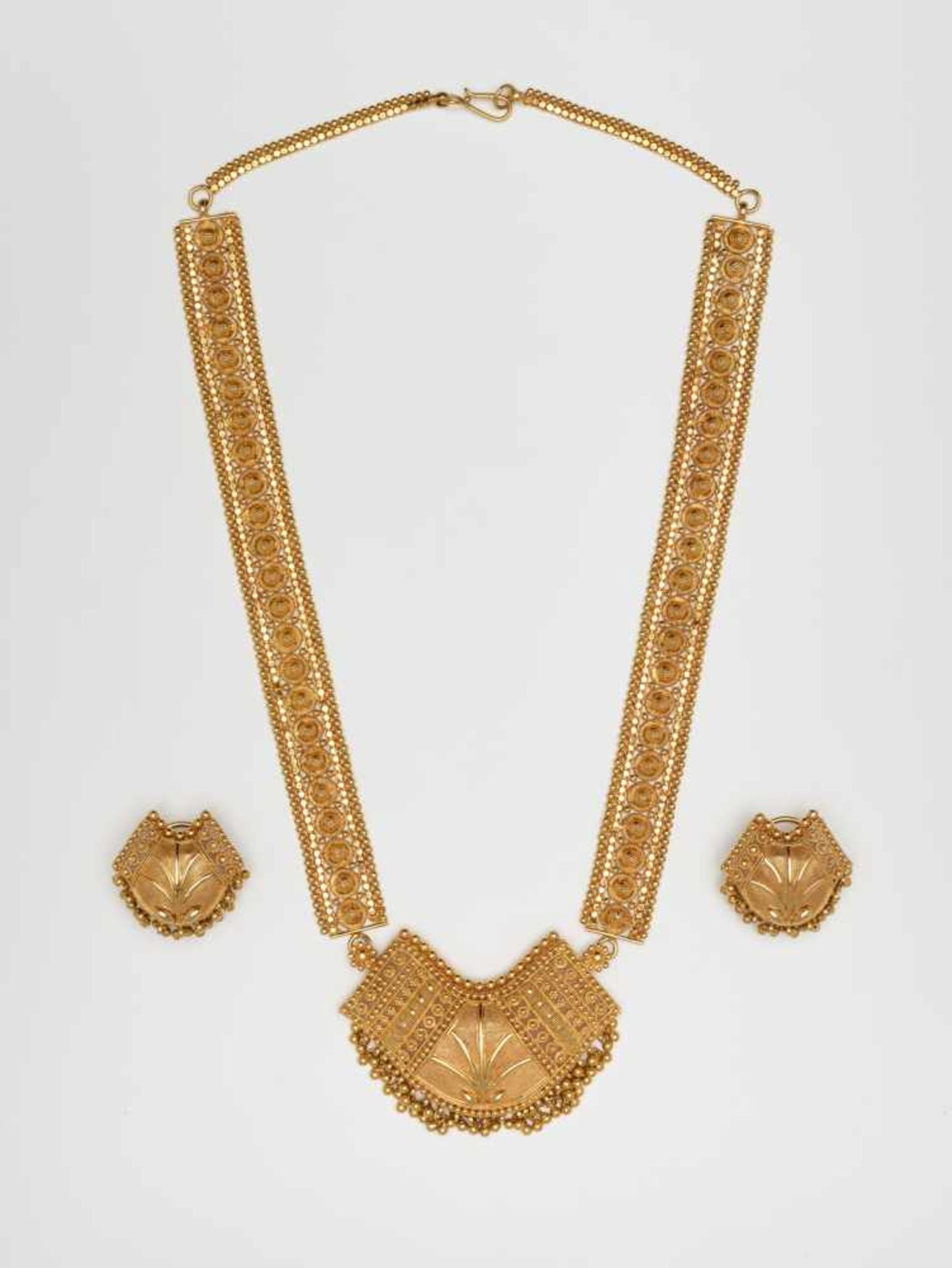 AN ORIENTAL 22 CARAT YELLOW GOLD SET WITH NECKLACE AND EARRINGSIndia1990s, hallmarked ‘22C’ on