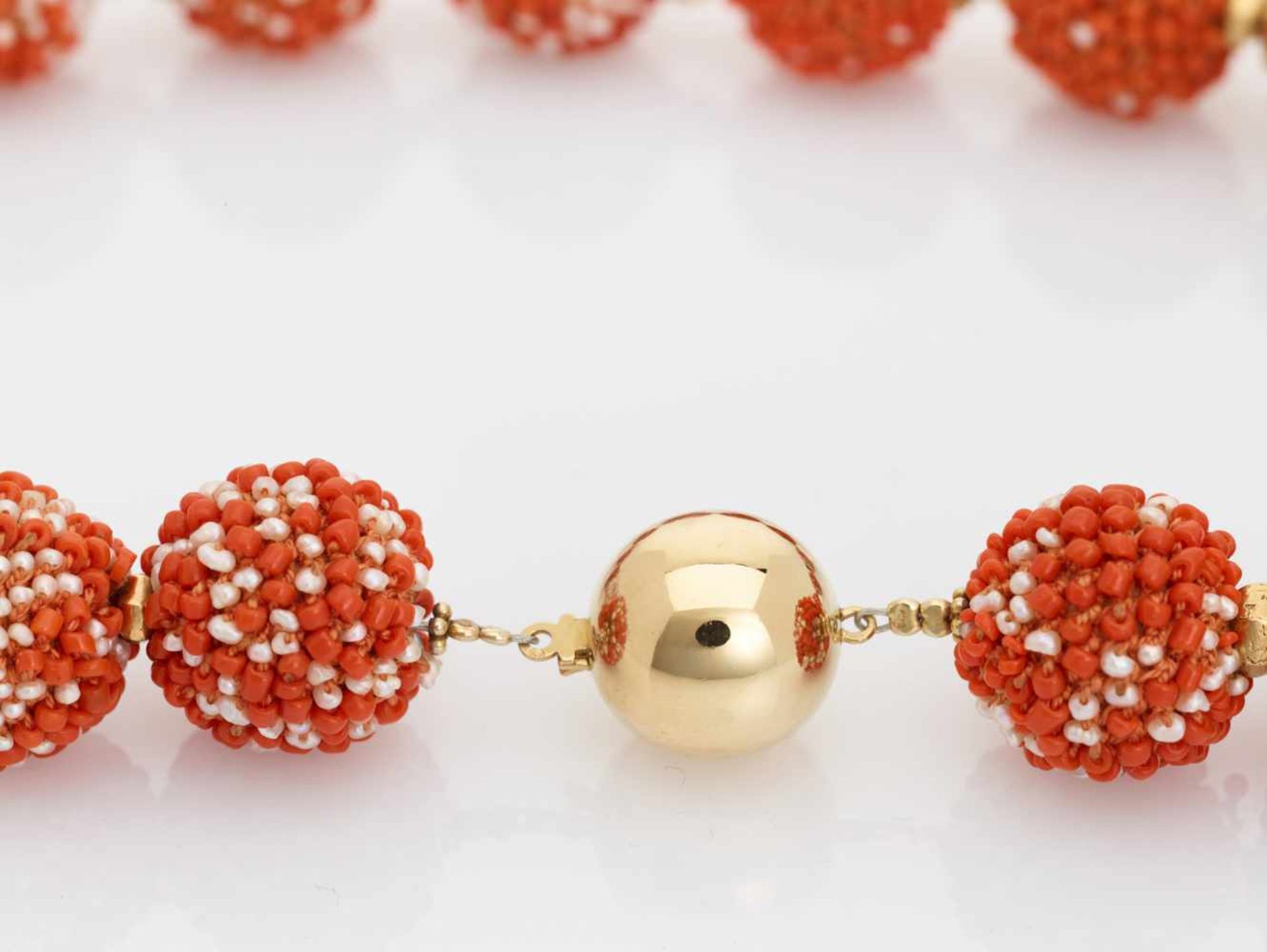 A WIENER WERKSTAETTE STYLE CORAL AND PEARL BEADS NECKLACE, 1920sAustria1920s, clasp marked ‘750’ and - Image 4 of 8