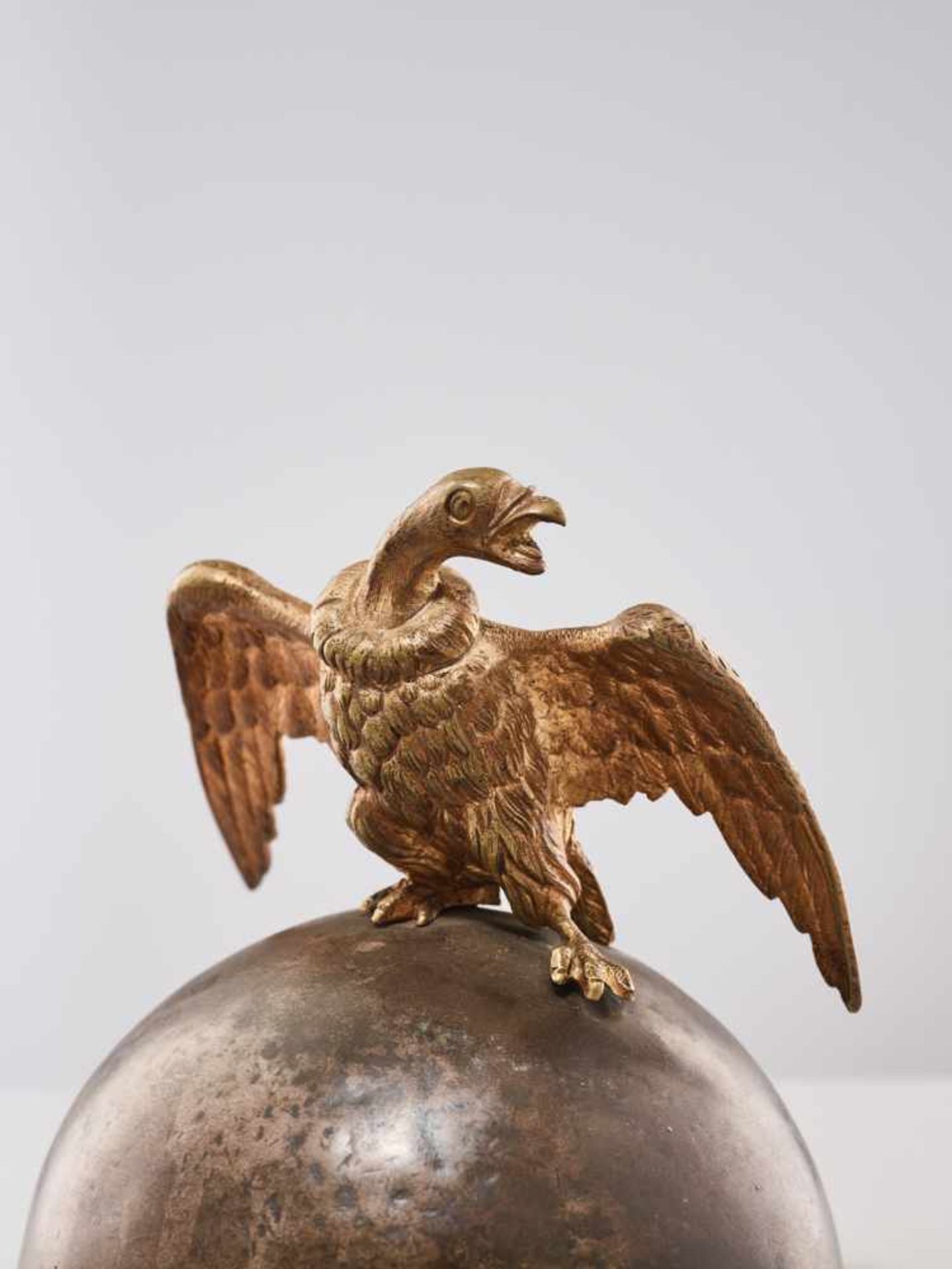 A 19TH CENTURY RUSSIAN LIDDED BOX ‘EAGLE ON ORB’Silverplate metal and gilt bronzeRussiaaround 1830- - Bild 9 aus 11