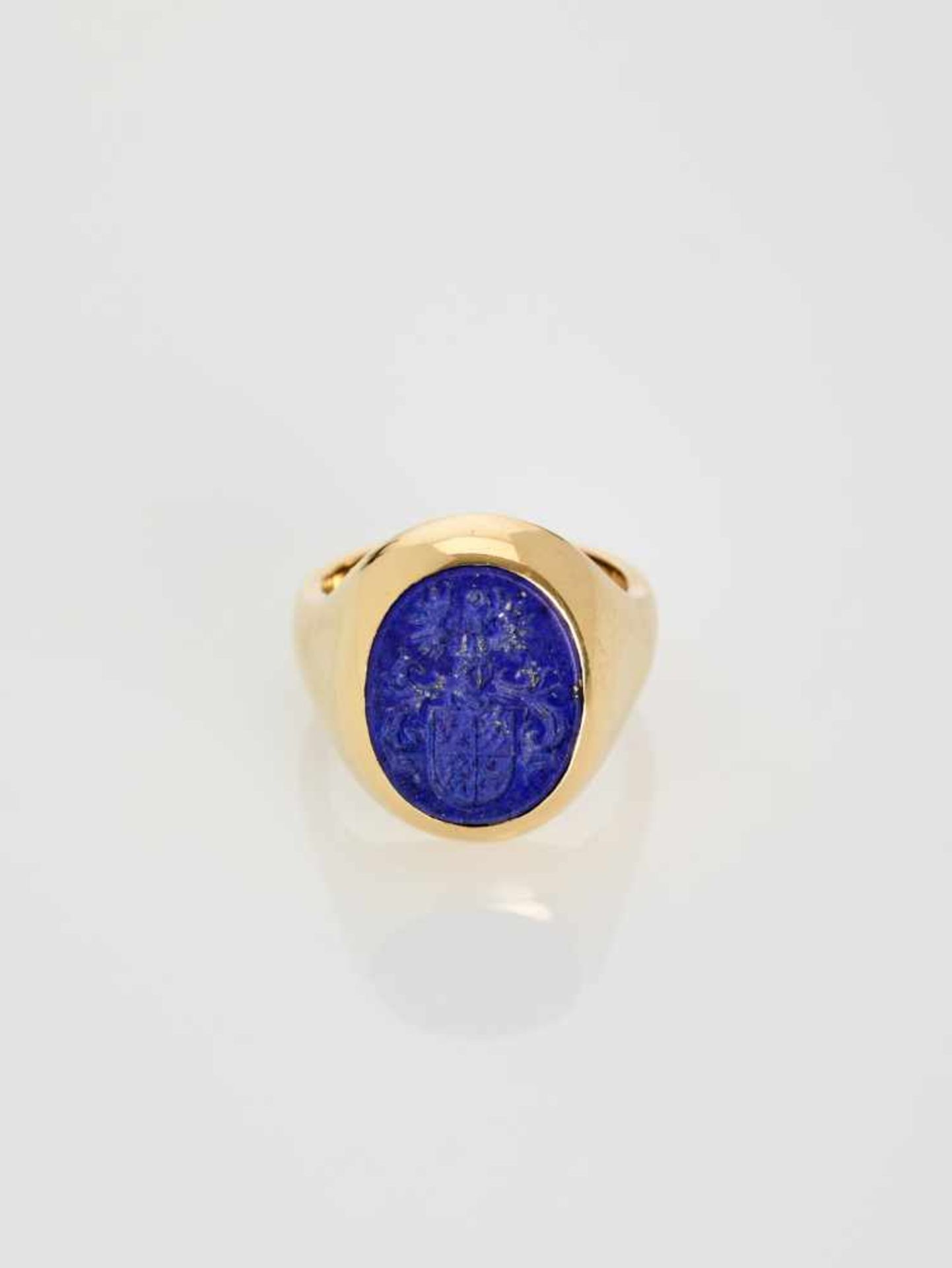 AN 18 CARAT YELLOW GOLD SIGNET RING WITH LAPIS LAZULI COAT OF ARMSGermanymid-20th century, - Image 2 of 6