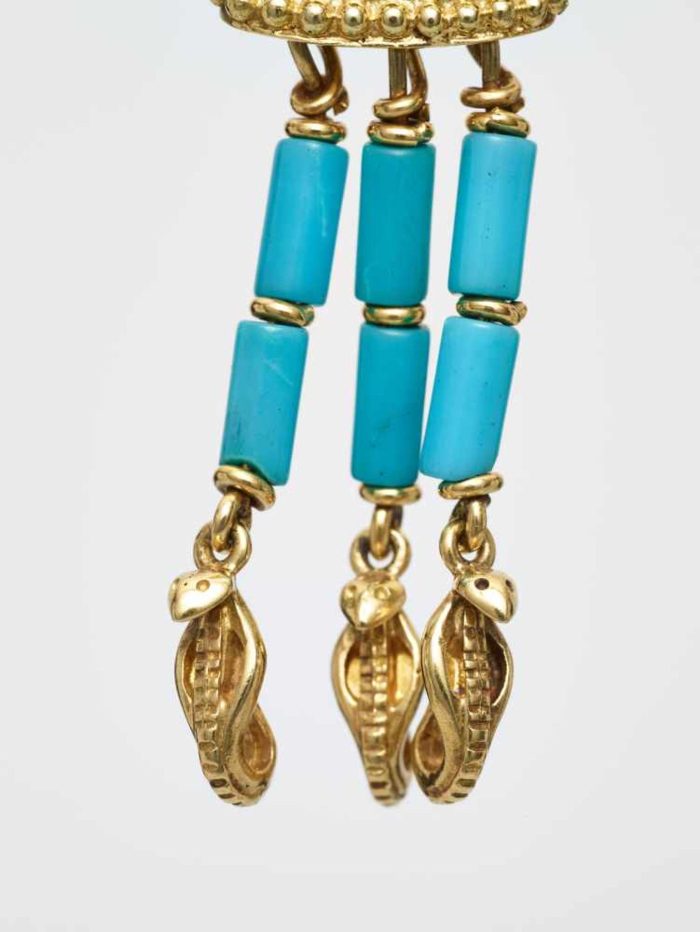 AN UNUSUAL PAIR OF ‘EGYPTIAN REVIVAL’ EAR CLIPSpossibly FrenchAfter 1900, each with ‘25B’ hallmark - Image 7 of 9