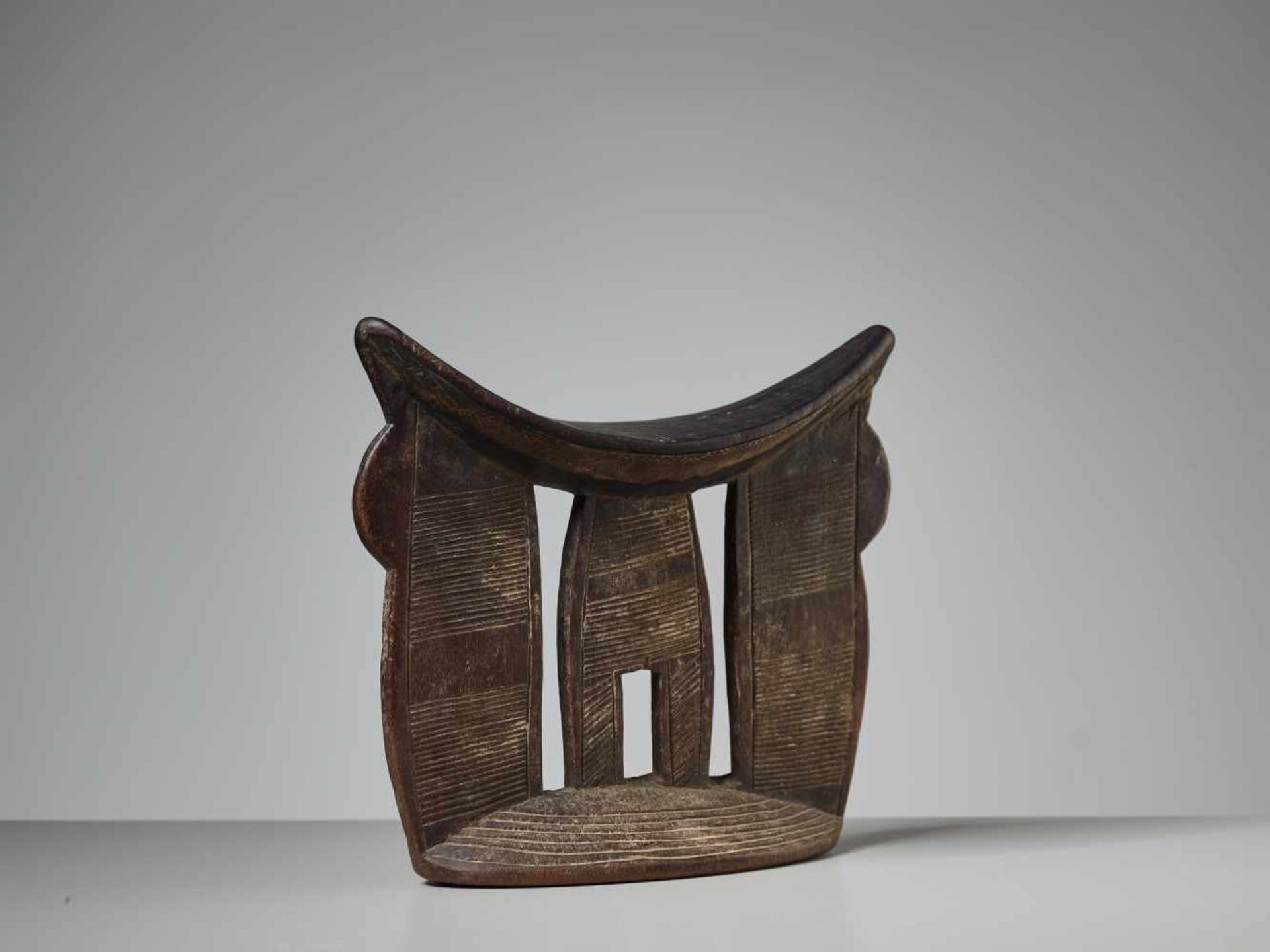 A FINELY CARVED NECK REST, ETHIOPIA, KAMBATA PEOPLEWood, remnants of kaolinEthiopia, Kambata - Image 3 of 6