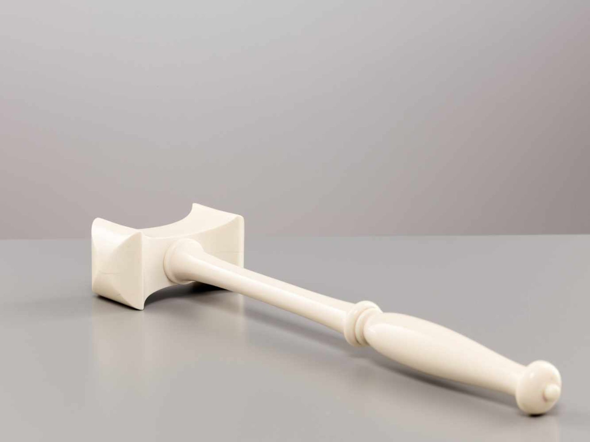 IMPORTANT IVORY CEREMONIAL HAMMER FOR 1ST LEAGUE OF NATIONS ASSEMBLY IN GENEVA, 1920Ivory, velvet - Bild 7 aus 9