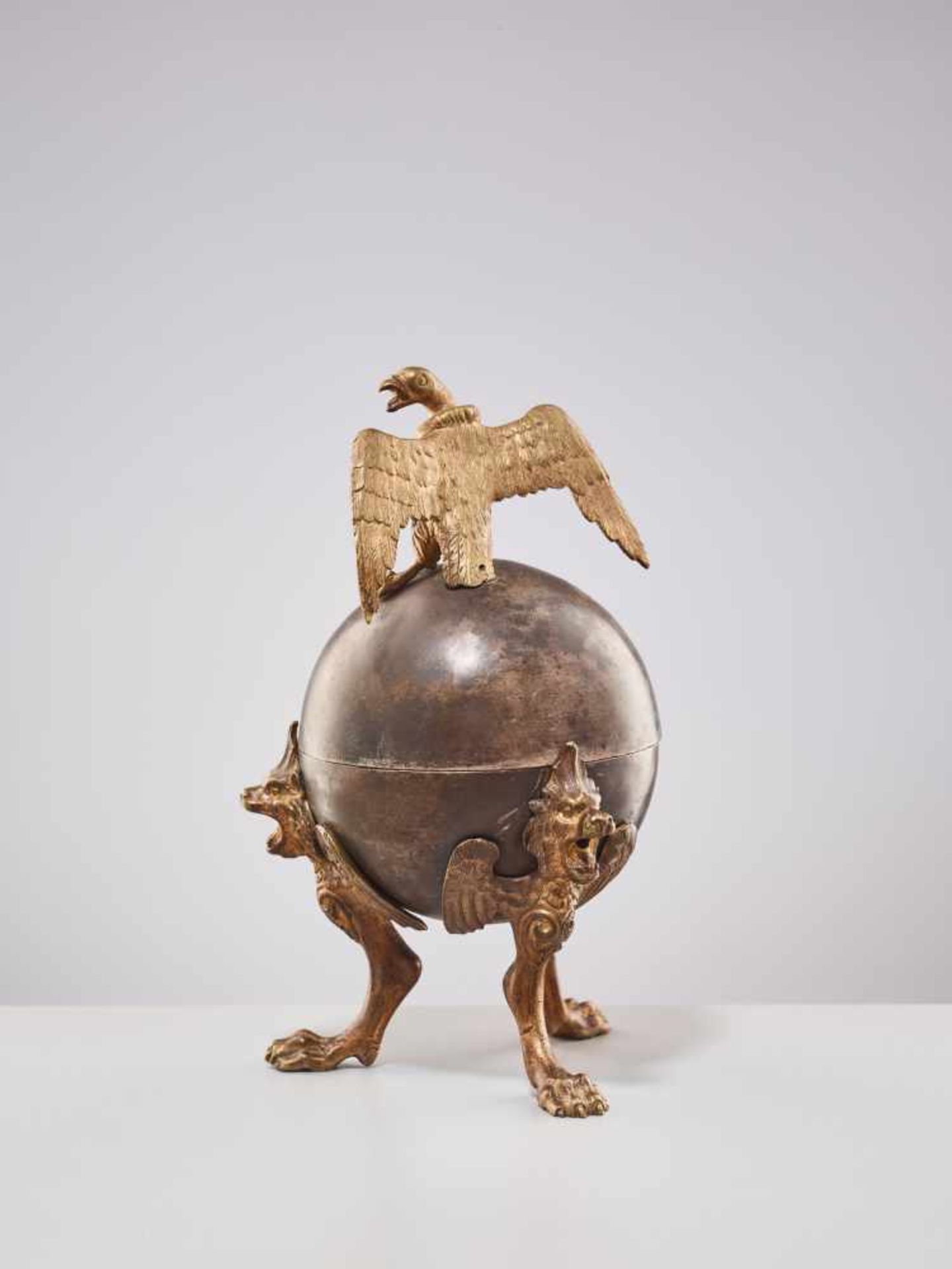 A 19TH CENTURY RUSSIAN LIDDED BOX ‘EAGLE ON ORB’Silverplate metal and gilt bronzeRussiaaround 1830- - Bild 6 aus 11