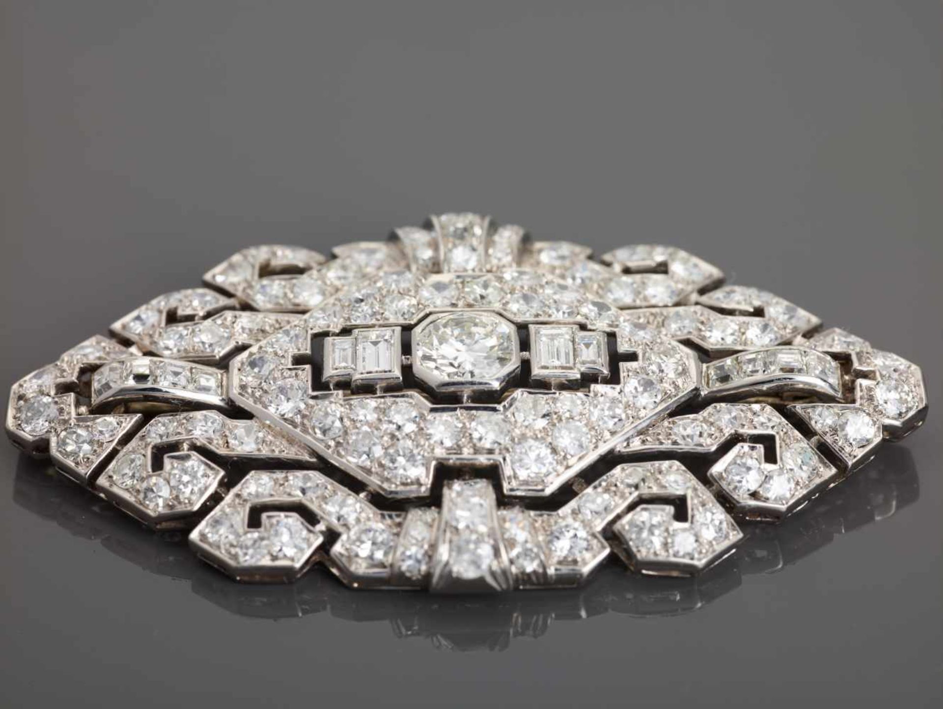 A MAGNIFICENT ART DECO PLATINUM BROOCH WITH 9 CARATS OF DIAMONDSFranceafter 1930, hallmark ‘BCSGD’ - Image 7 of 9