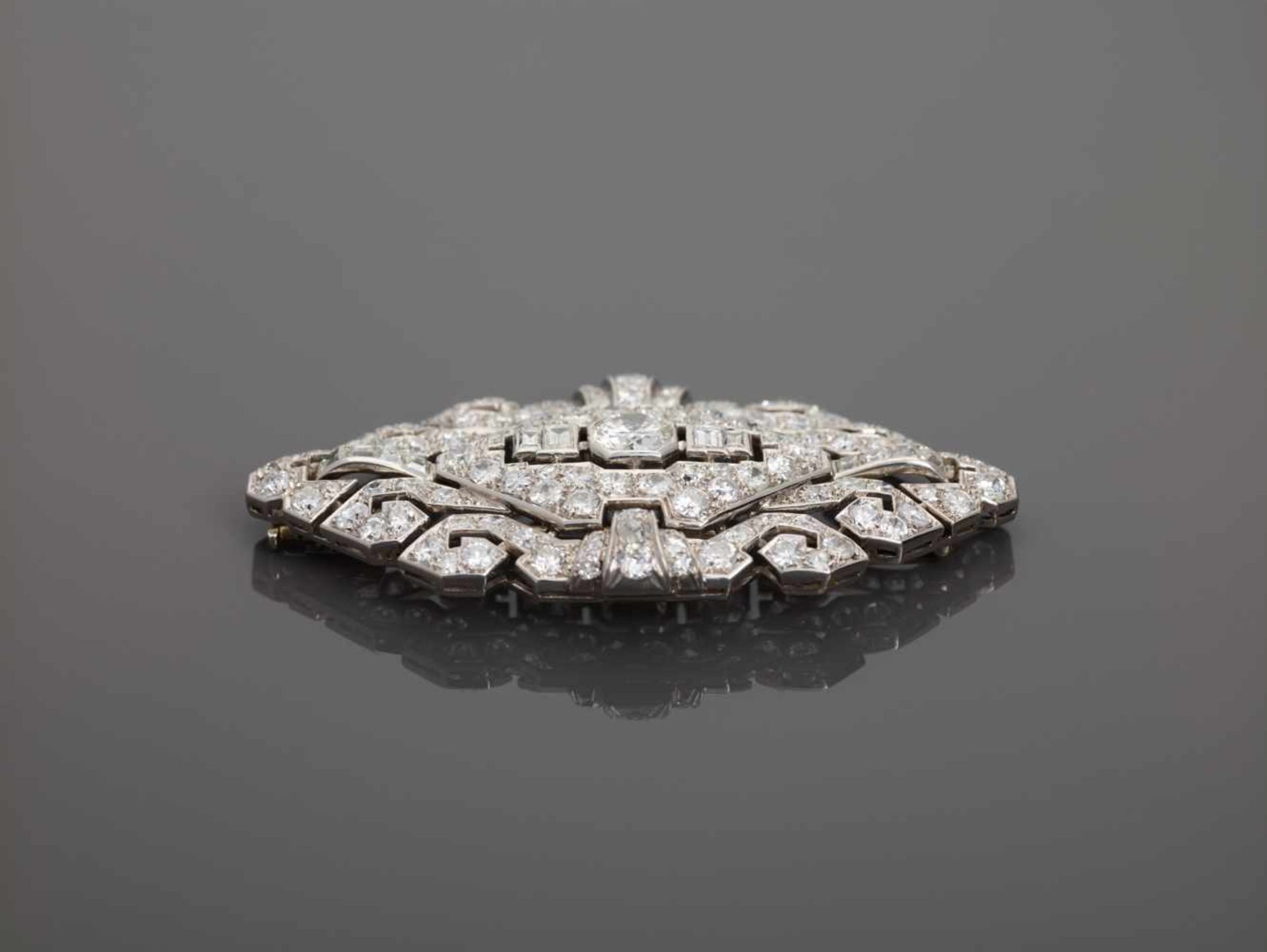 A MAGNIFICENT ART DECO PLATINUM BROOCH WITH 9 CARATS OF DIAMONDSFranceafter 1930, hallmark ‘BCSGD’ - Image 6 of 9