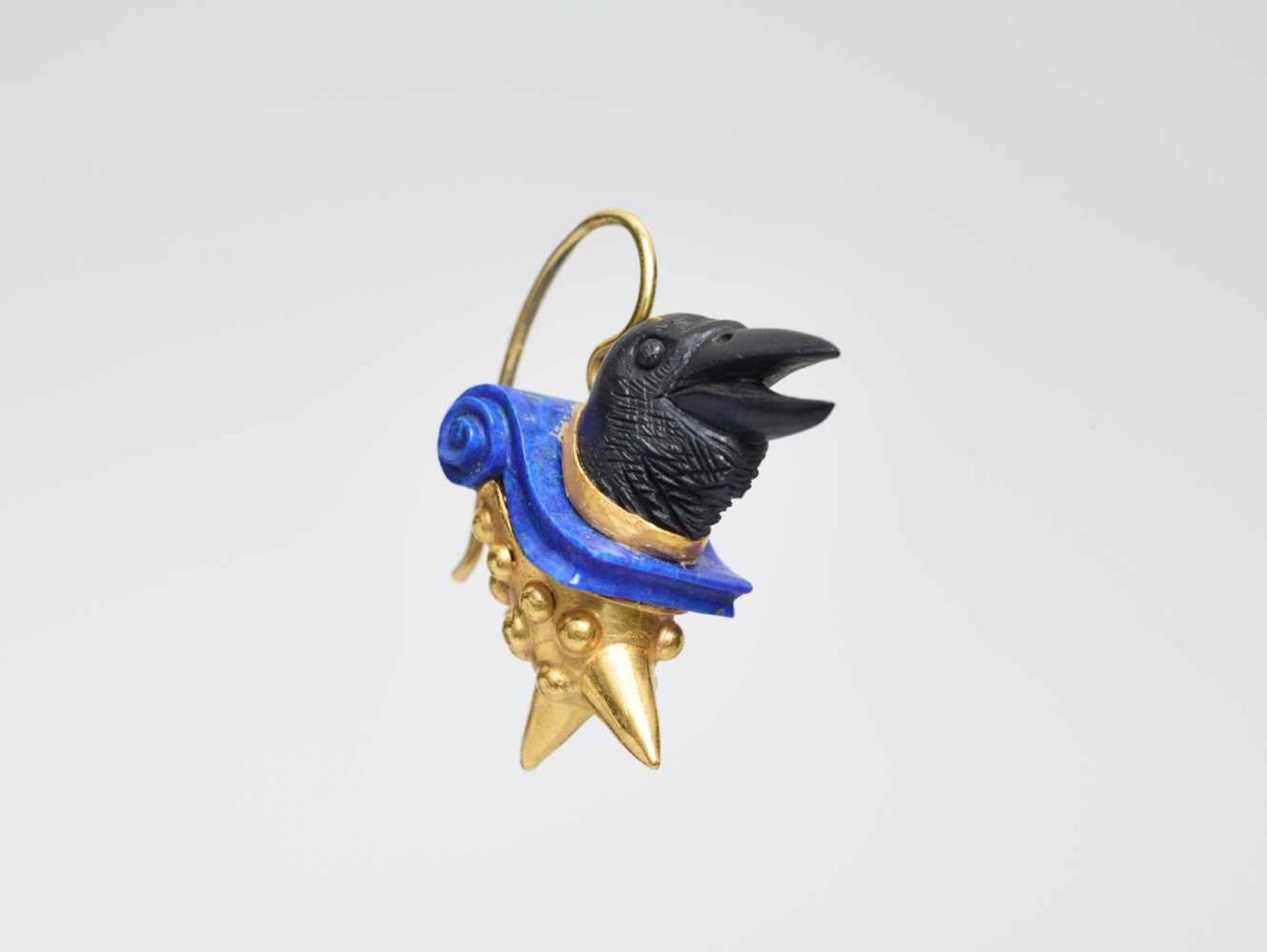 OTTO JAKOB (b. 1951), GOLD, EBONY AND LAPIS LAZULI EARRINGS ‘RAVENS IN ARMOR’, 1984Germany1984, - Bild 6 aus 7