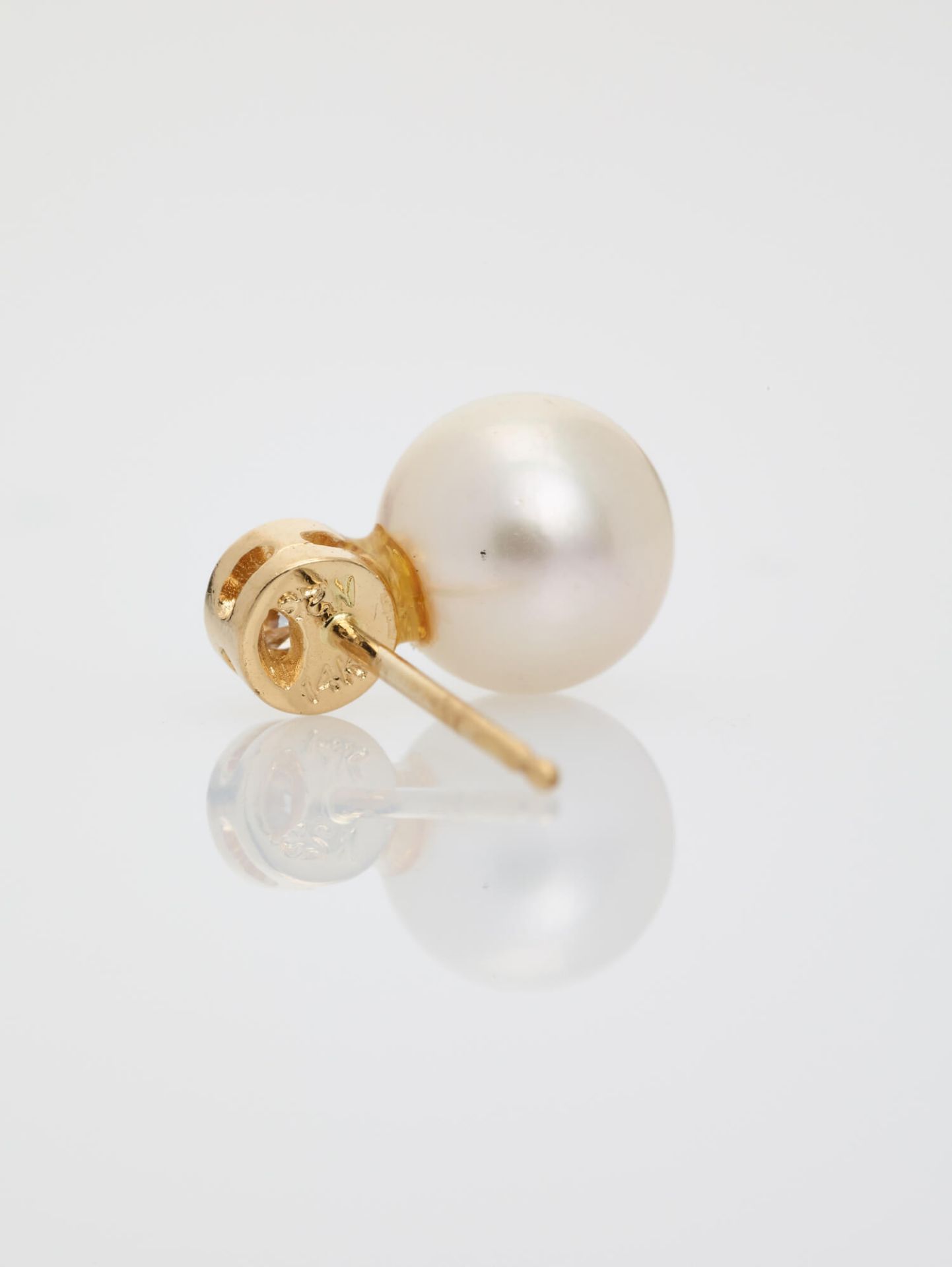 A PAIR OF 14 CARAT YELLOW GOLD EAR STUDS WITH PEARLS AND DIAMONDS hallmarked ‘14K’ and with a - Image 3 of 5
