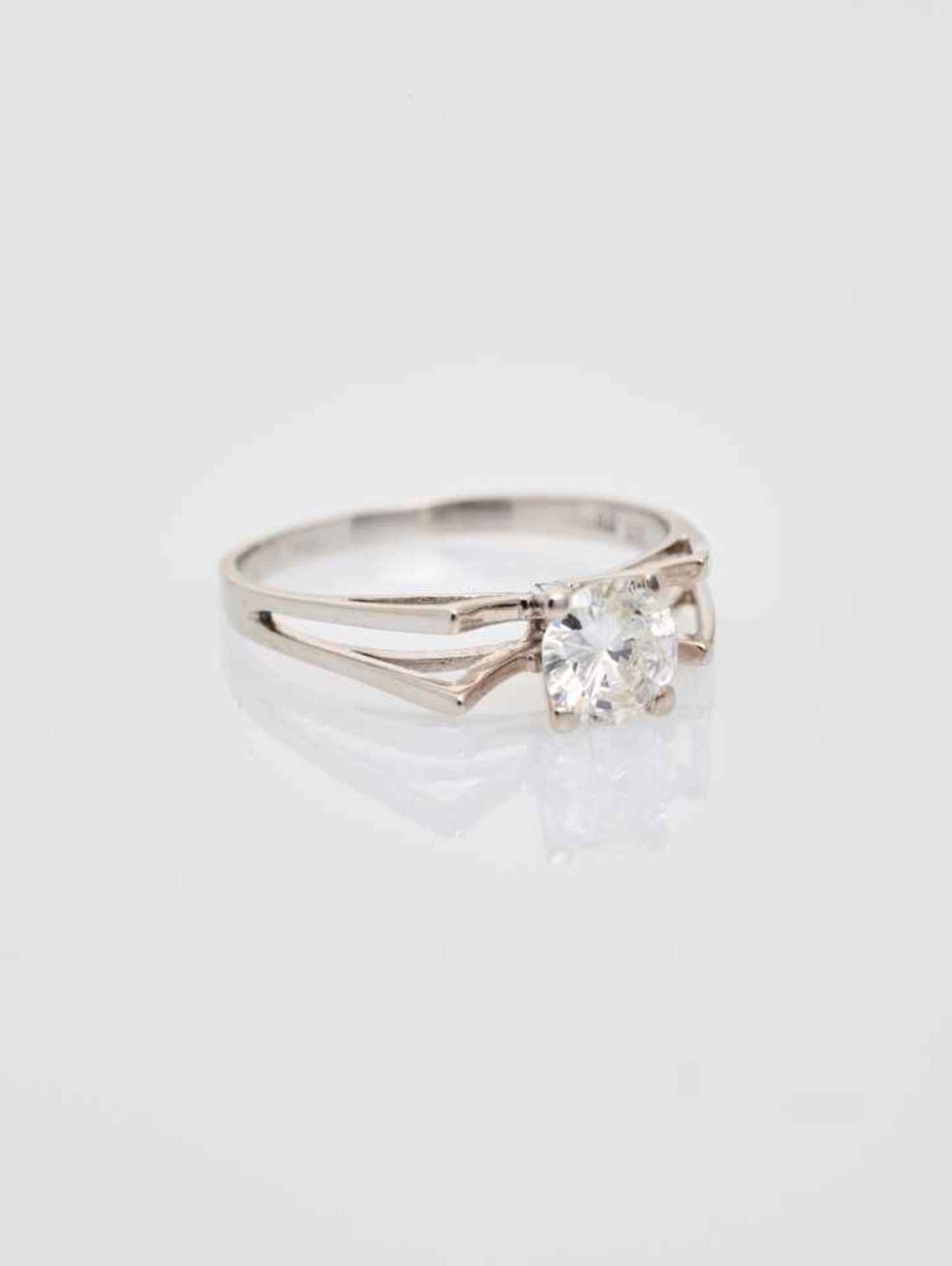 A WHITE GOLD SOLITAIRE DIAMOND RINGHallmark ‘585’ and makers mark ‘E.F.’The solitaire center stone - Image 6 of 7