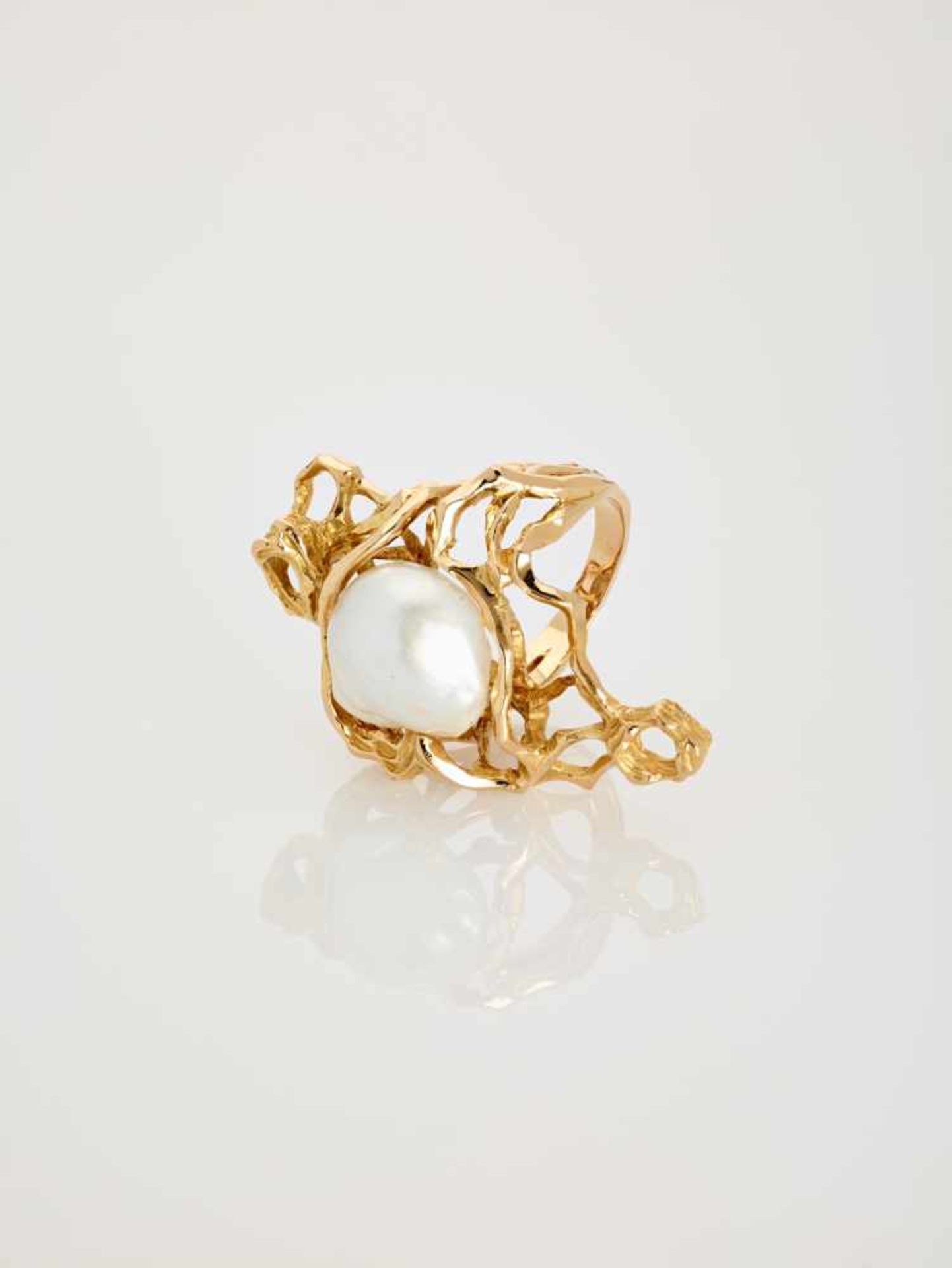 A GÜBELIN 18 CARAT GOLD RING WITH A 12 CARAT BAROQUE STYLE SOUTH-SEA PEARLSwitzerland1978, with - Image 4 of 8