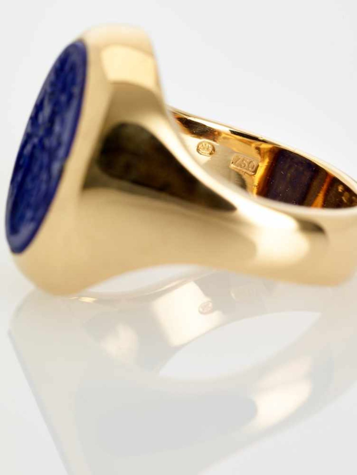 AN 18 CARAT YELLOW GOLD SIGNET RING WITH LAPIS LAZULI COAT OF ARMSGermanymid-20th century, - Image 4 of 6