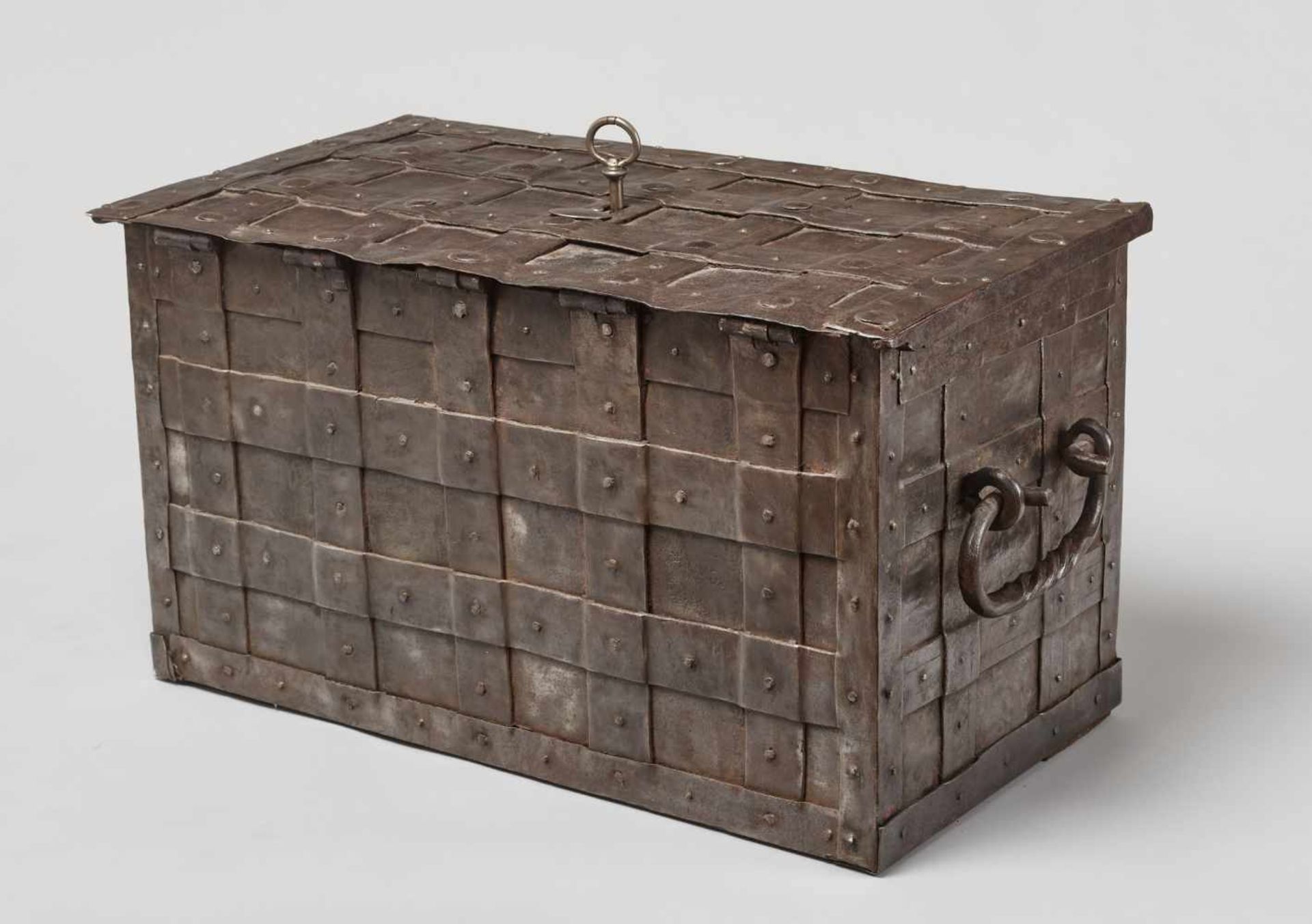 A 17th CENTURY GERMAN WROUGHT IRON ‘ARMADA’ CHEST WITH MERMAIDSWrought iron, paintGermany17th - Bild 12 aus 16