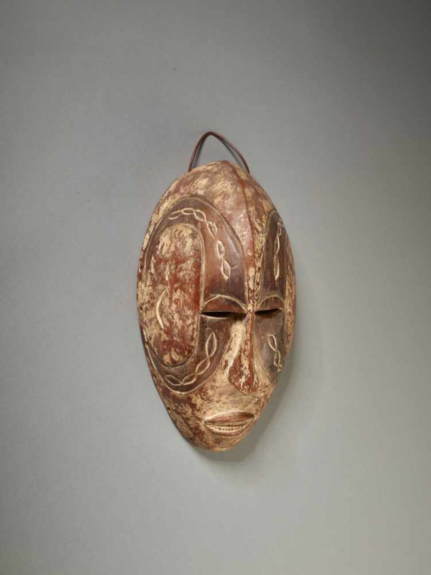 A DEANGLE MASK, CÔTE D‘IVOIRE / LIBERIA, DAN PEOPLEPainted wood, kaolinCôte d’Ivoire / Liberia, - Image 2 of 5