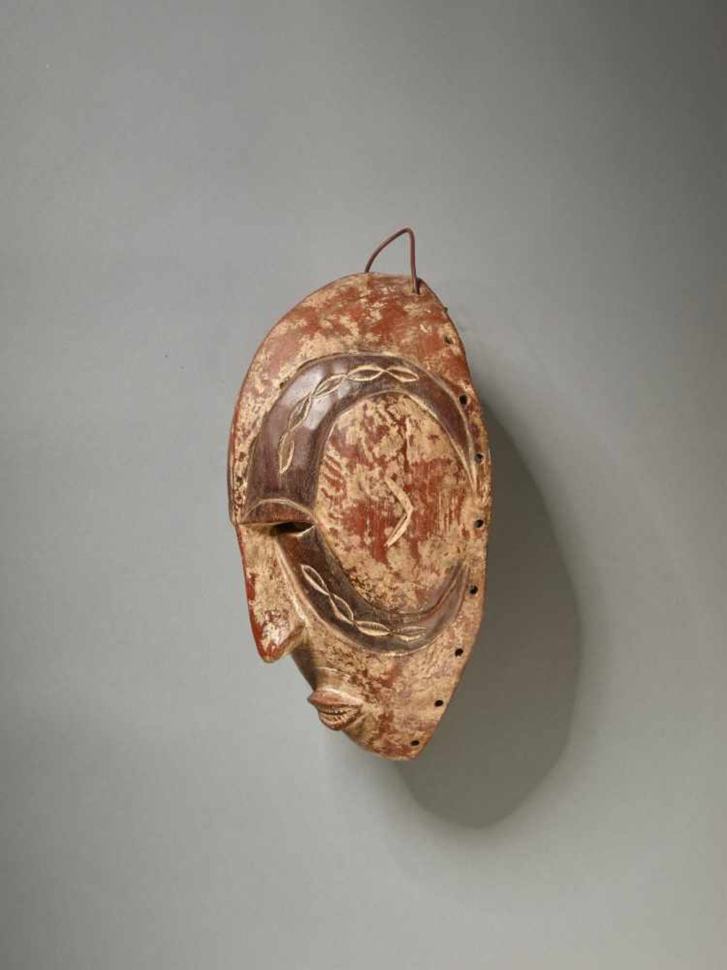 A DEANGLE MASK, CÔTE D‘IVOIRE / LIBERIA, DAN PEOPLEPainted wood, kaolinCôte d’Ivoire / Liberia, - Image 5 of 5