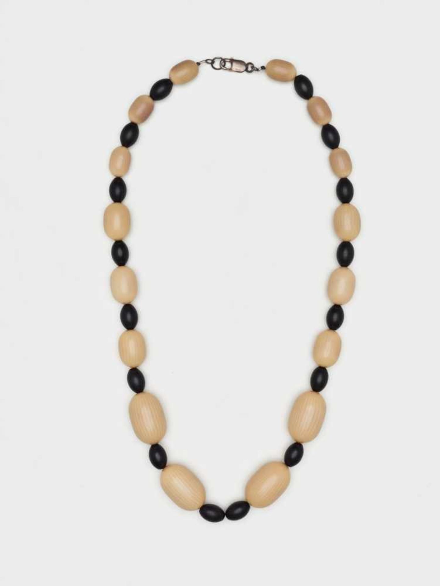 A 1930s BAKELITE AND WOOD ‘EBONY & IVORY’ NECKLACEAustria1930s, hallmarked ‘925’ on the (modern) - Image 5 of 5