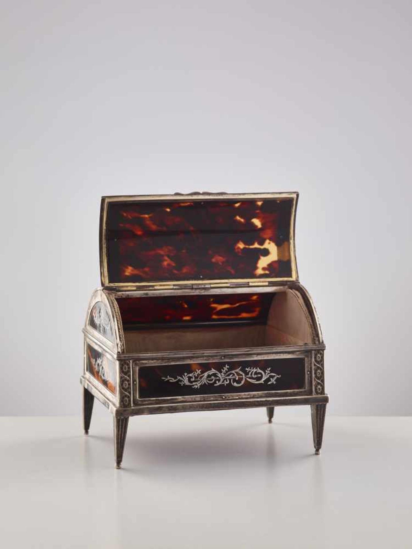 WILLIAM COMYNS, SILVER INLAID TORTOISE SHELL TRINKET BOX, 1905Silver manufactory William Comyns & - Image 3 of 7