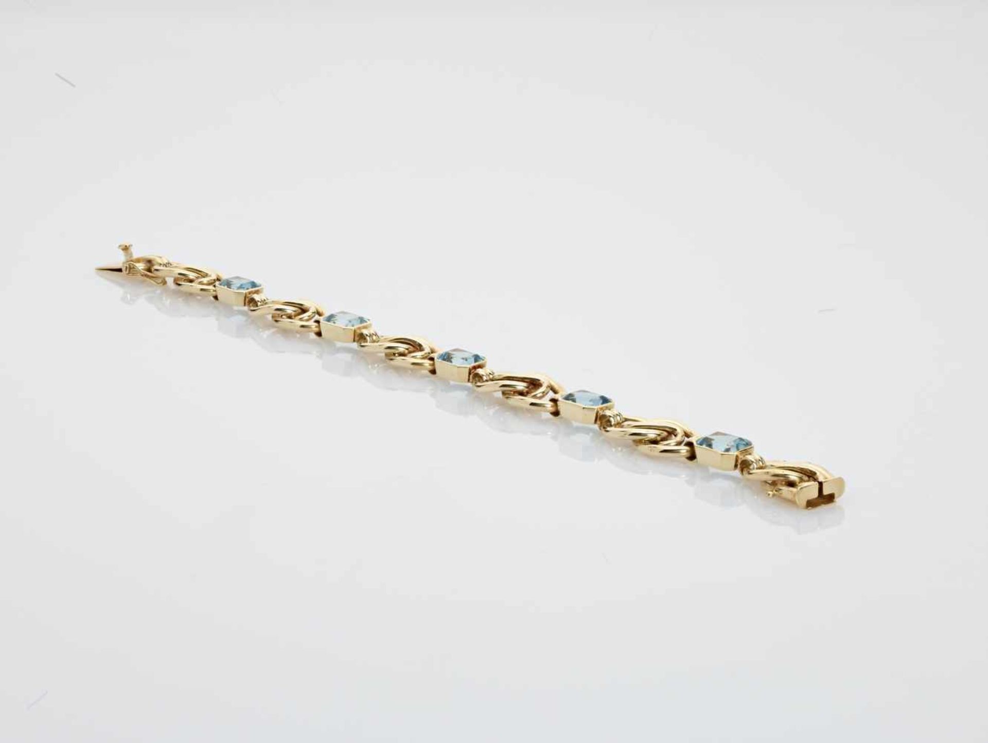 AN 18 CARAT AQUAMARINE AND YELLOW GOLD ‘ETERNITY KNOT’ BRACELETGermanyby F.J. Schröder Jewelers of - Image 6 of 9