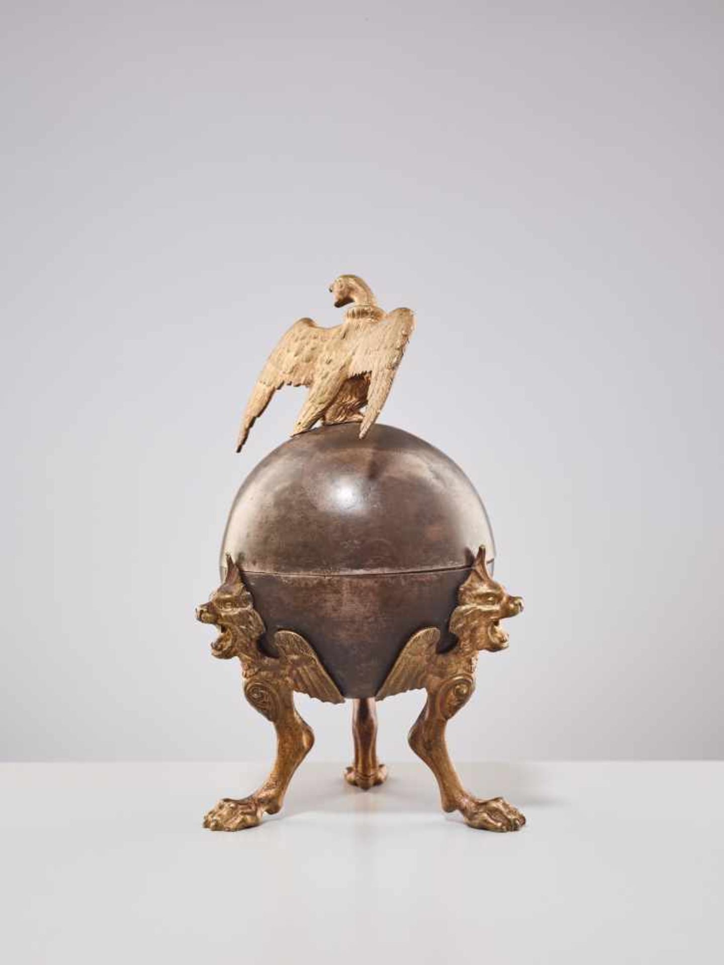 A 19TH CENTURY RUSSIAN LIDDED BOX ‘EAGLE ON ORB’Silverplate metal and gilt bronzeRussiaaround 1830- - Image 7 of 11