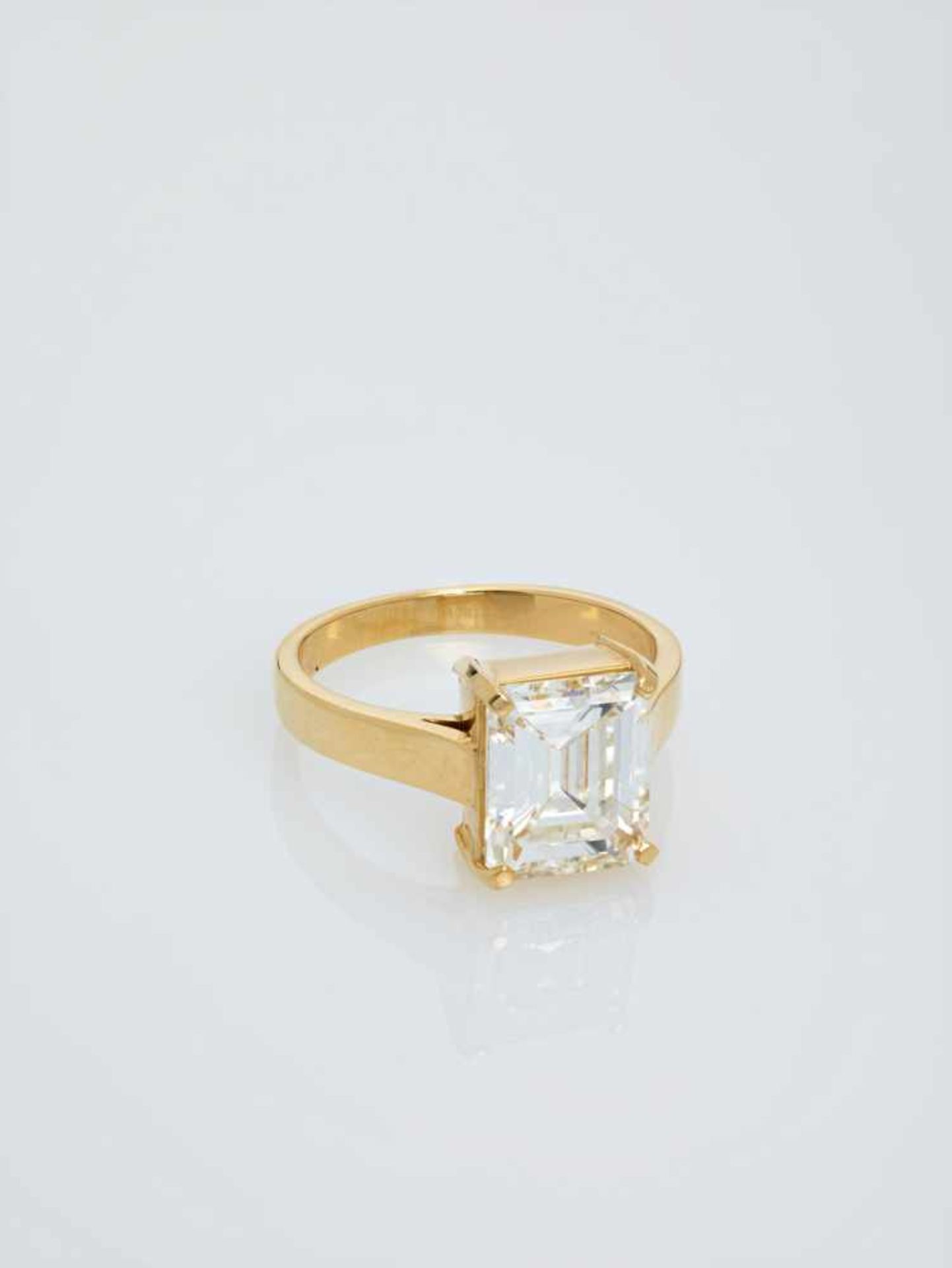 A 3.61 CARAT SOLITAIRE DIAMOND RINGItalyafter 1980, hallmark ‘750’Accompanied by GIA (Gemological - Image 3 of 7