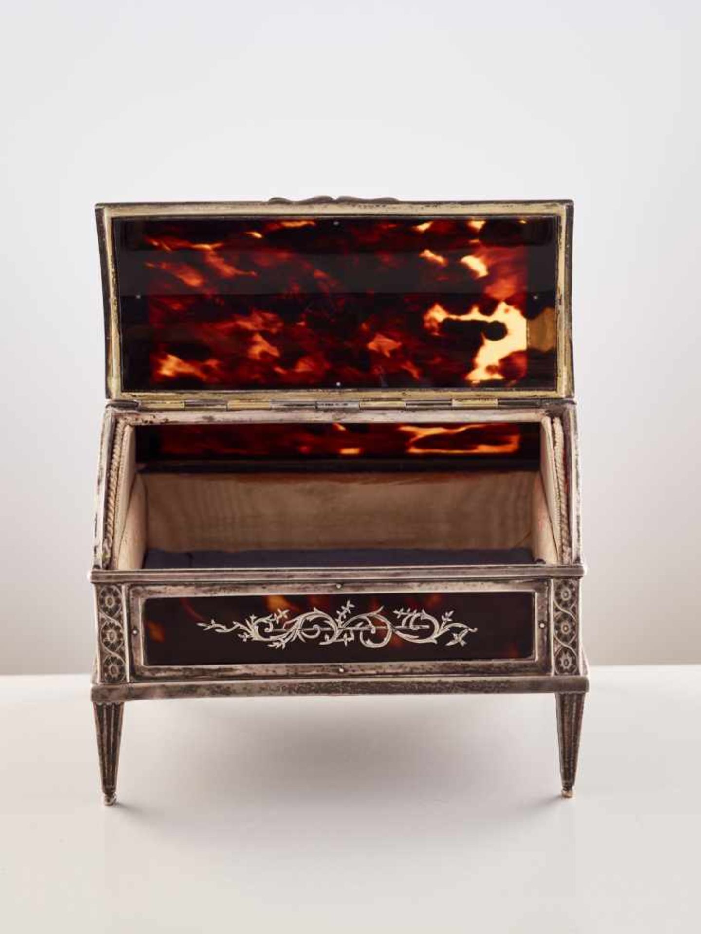 WILLIAM COMYNS, SILVER INLAID TORTOISE SHELL TRINKET BOX, 1905Silver manufactory William Comyns & - Image 5 of 7