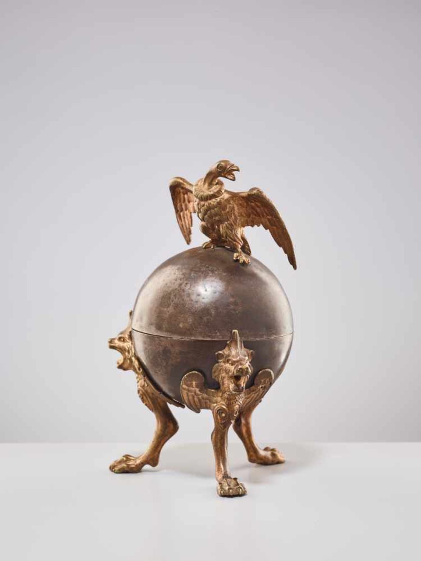 A 19TH CENTURY RUSSIAN LIDDED BOX ‘EAGLE ON ORB’Silverplate metal and gilt bronzeRussiaaround 1830- - Image 5 of 11