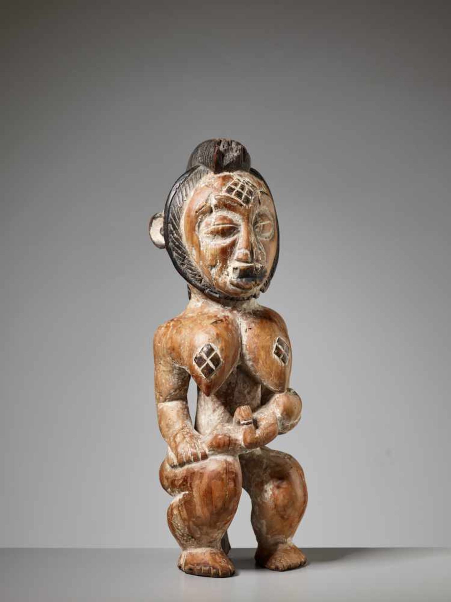 A WOOD MATERNITY FIGURE, GABON, PUNU PEOPLEPainted wood, kaolinGabon, Punu people20th centuryThe - Image 3 of 6