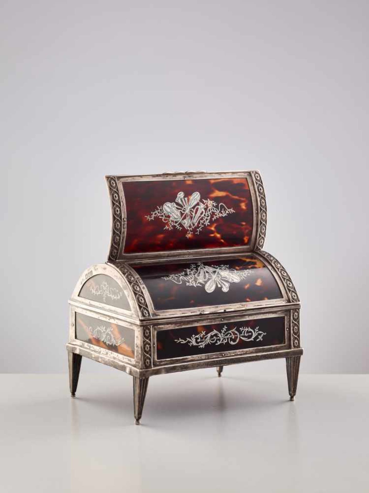 WILLIAM COMYNS, SILVER INLAID TORTOISE SHELL TRINKET BOX, 1905Silver manufactory William Comyns & - Image 4 of 7