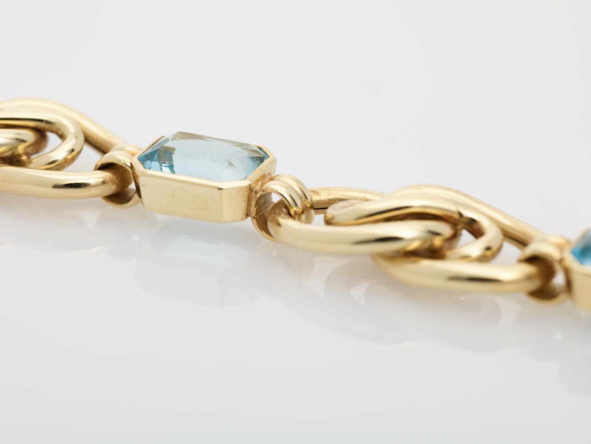 AN 18 CARAT AQUAMARINE AND YELLOW GOLD ‘ETERNITY KNOT’ BRACELETGermanyby F.J. Schröder Jewelers of - Image 4 of 9