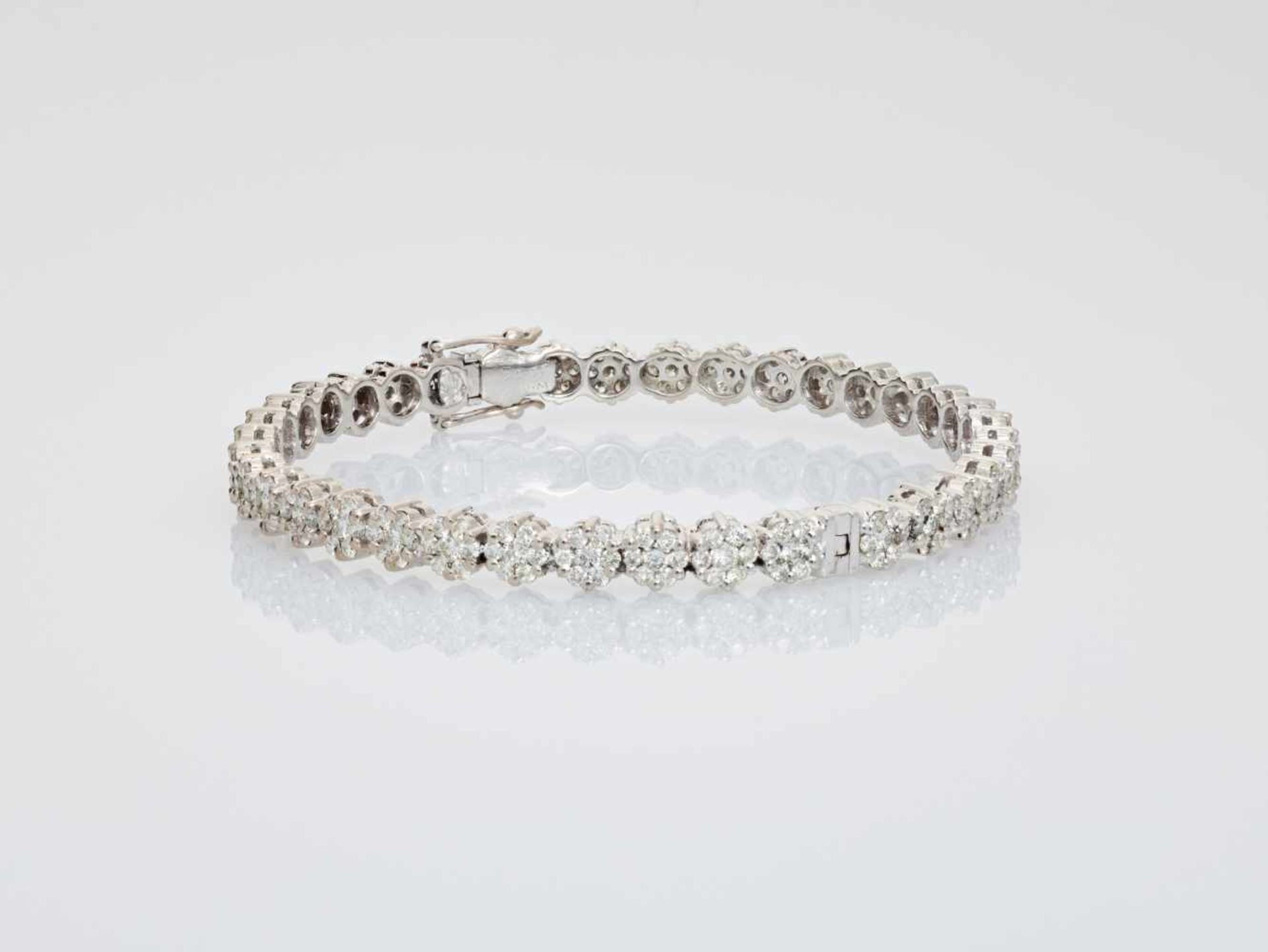 AN 18 CARAT GOLD BRACELET WITH 10 CARAT DIAMONDSHallmarked 18K and inscribed with the stone weight