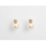 A PAIR OF 14 CARAT YELLOW GOLD EAR STUDS WITH PEARLS AND DIAMONDS hallmarked ‘14K’ and with a