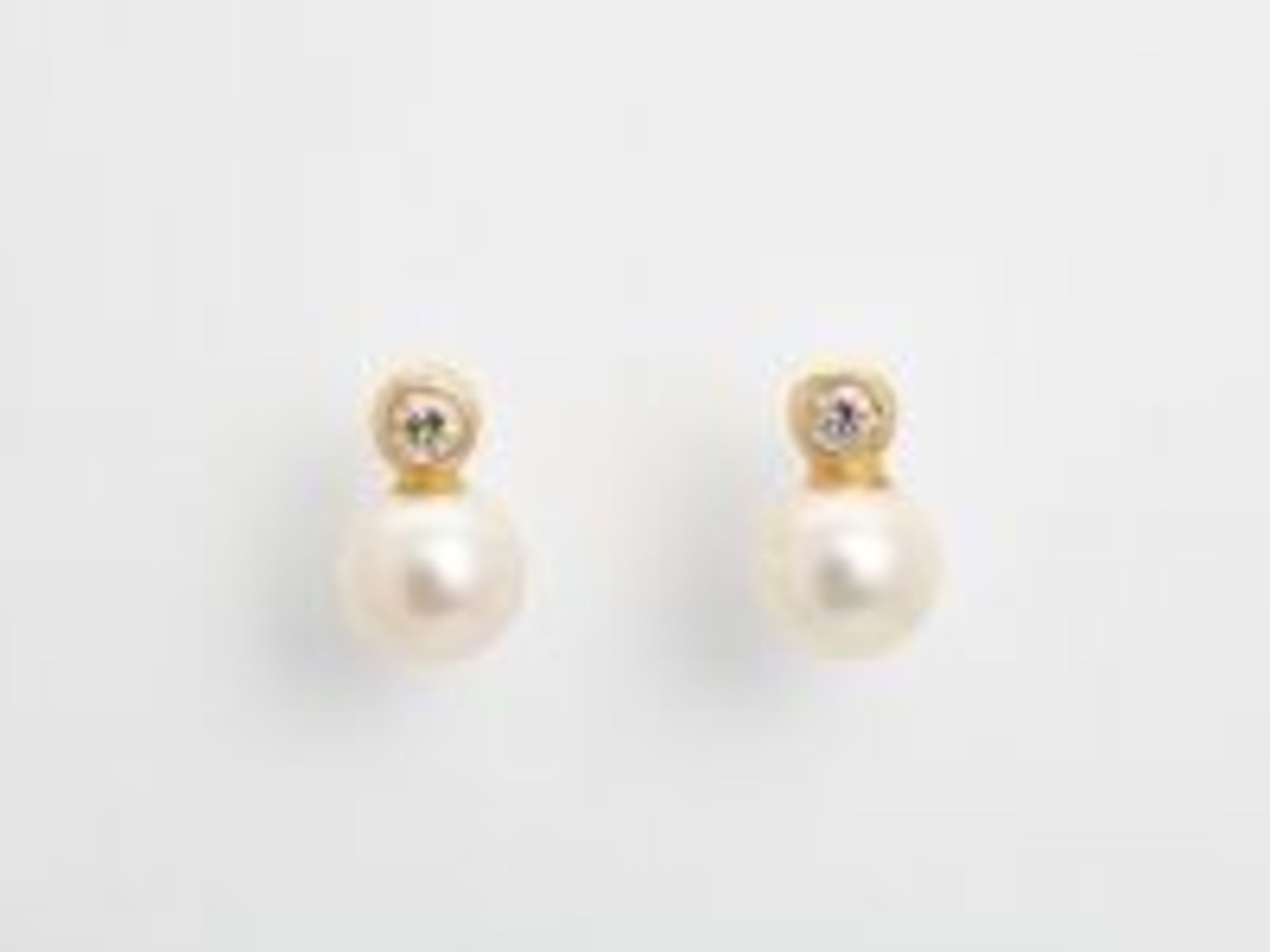A PAIR OF 14 CARAT YELLOW GOLD EAR STUDS WITH PEARLS AND DIAMONDS hallmarked ‘14K’ and with a