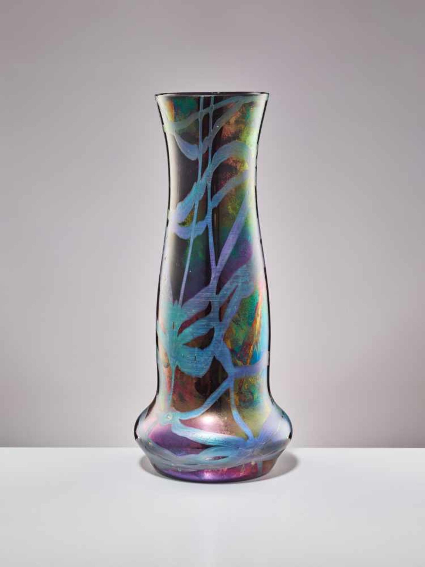 LÖTZ, ELEGANT ‘PHAENOMEN’ GLASS VASE WITH BLUE STRIPES, 1900 Johann Lötz Witwe - Image 2 of 7