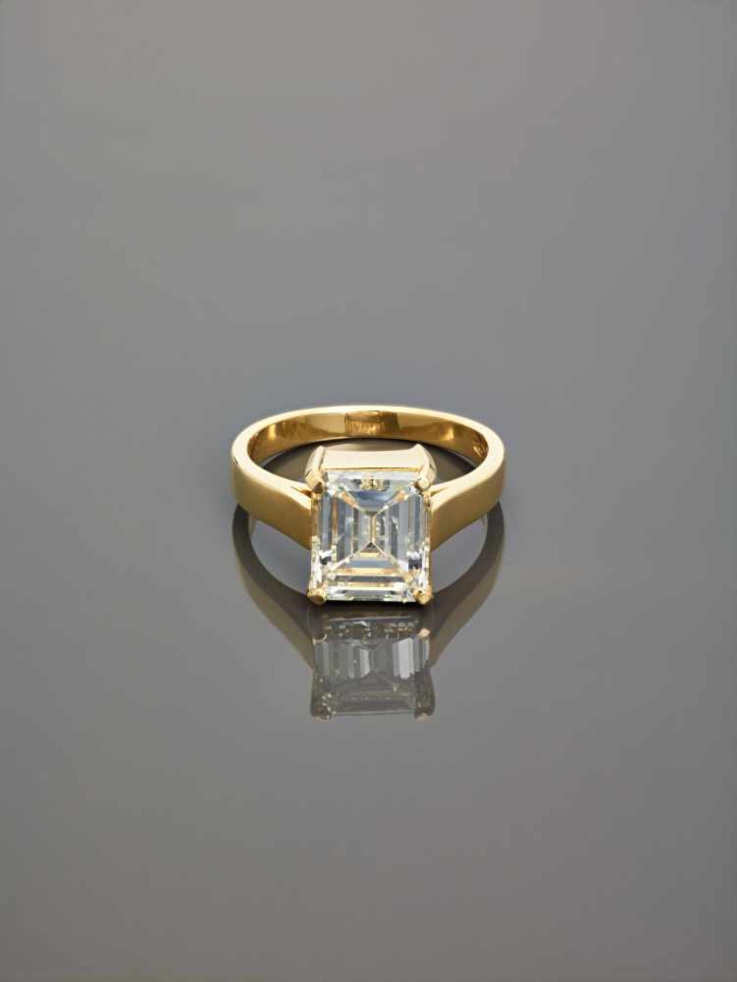 A 3.61 CARAT SOLITAIRE DIAMOND RINGItalyafter 1980, hallmark ‘750’Accompanied by GIA (Gemological