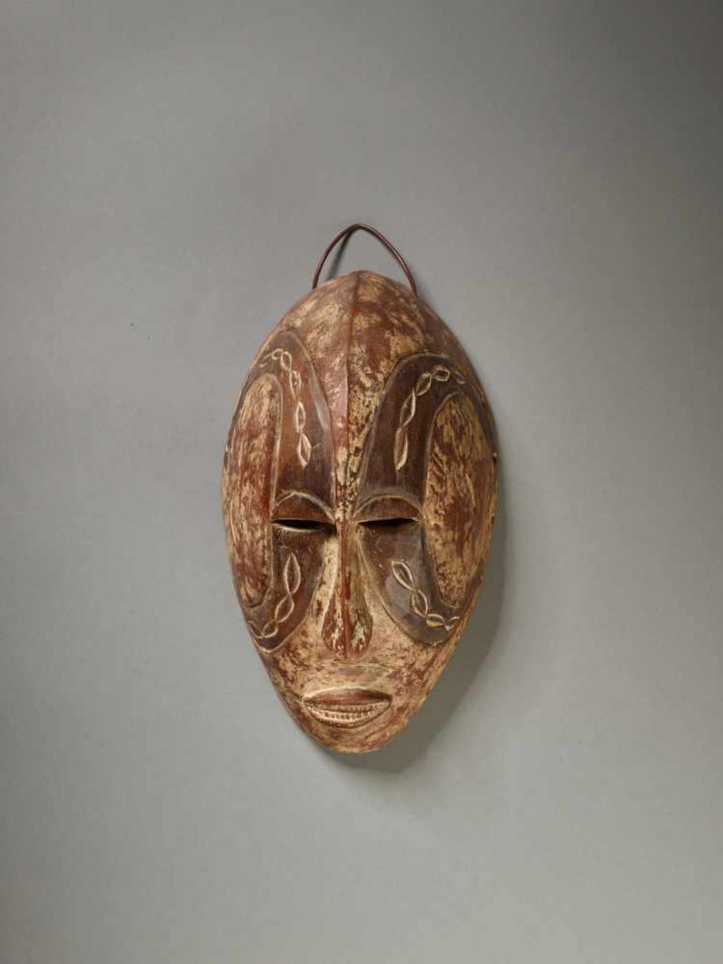 A DEANGLE MASK, CÔTE D‘IVOIRE / LIBERIA, DAN PEOPLEPainted wood, kaolinCôte d’Ivoire / Liberia,