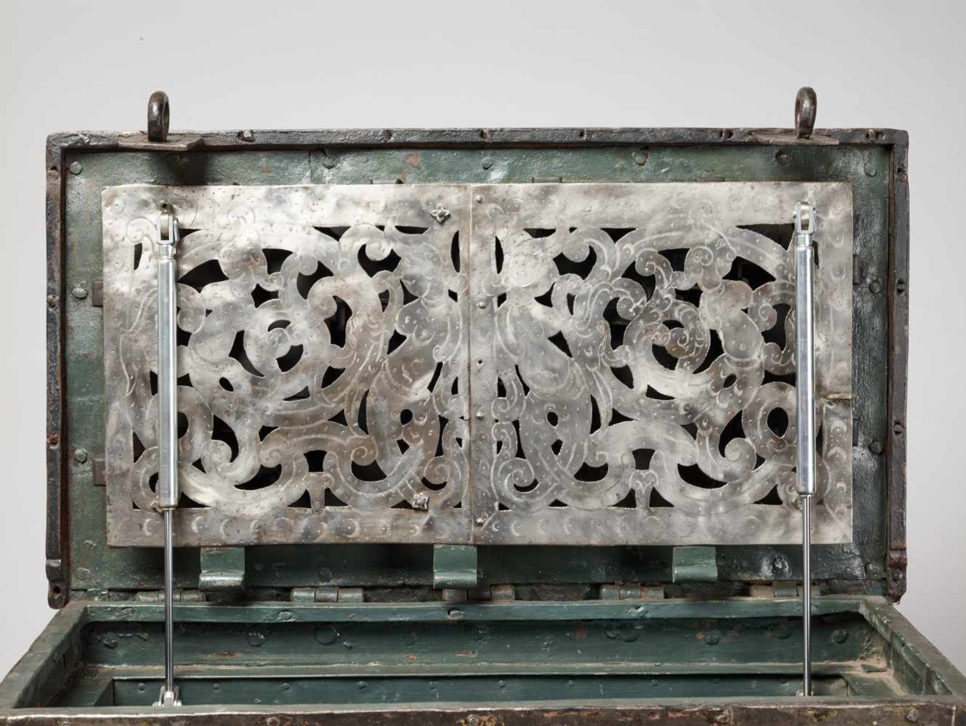 A 17th CENTURY GERMAN WROUGHT IRON ‘ARMADA’ CHEST WITH MERMAIDSWrought iron, paintGermany17th - Bild 9 aus 16