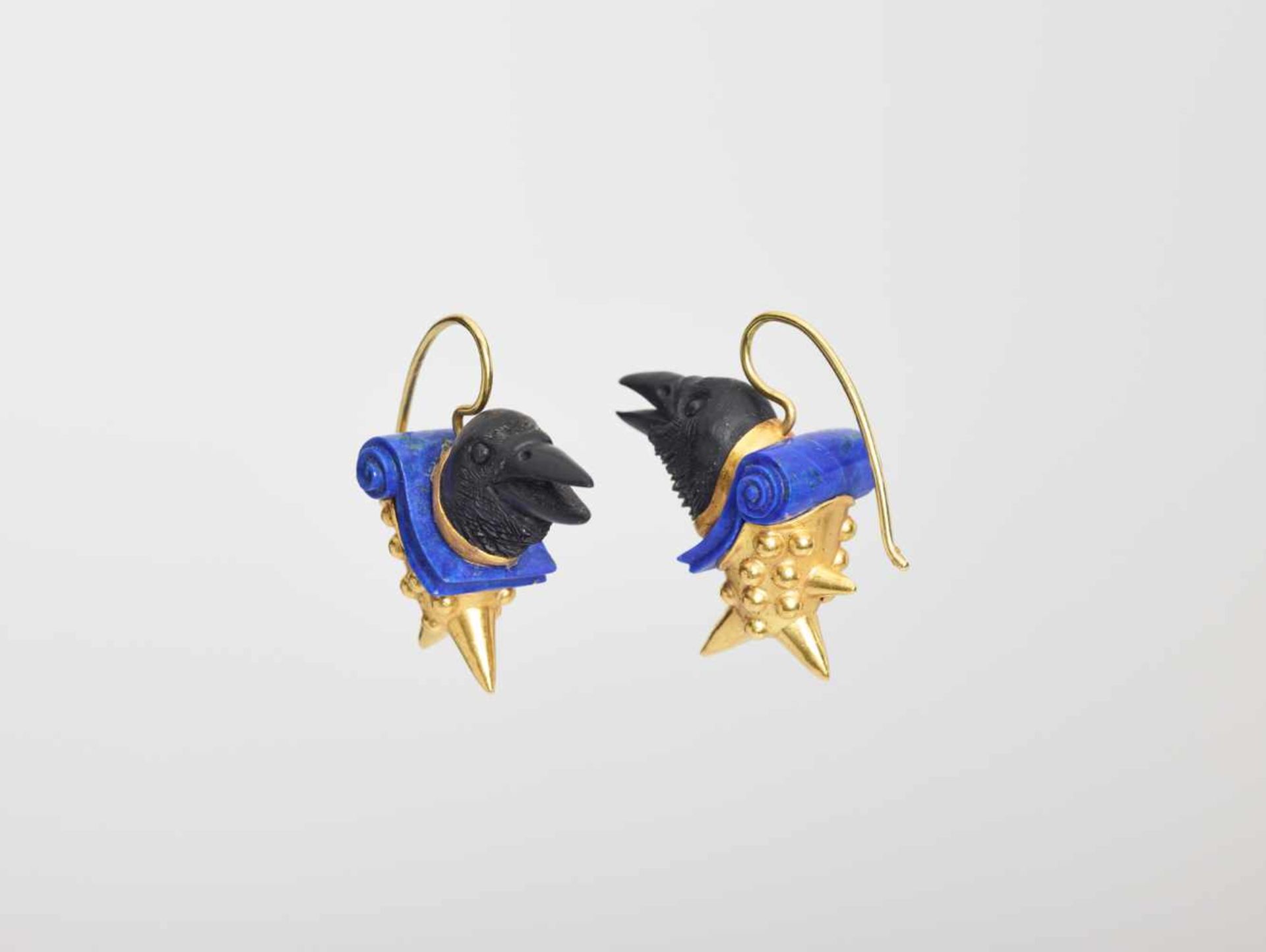 OTTO JAKOB (b. 1951), GOLD, EBONY AND LAPIS LAZULI EARRINGS ‘RAVENS IN ARMOR’, 1984Germany1984, - Image 4 of 7