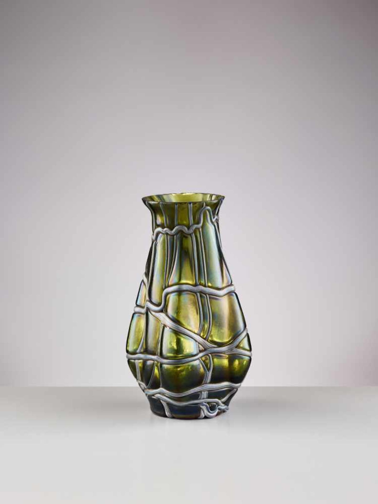 PALLME KÖNIG, GLASS VASE WITH THREAD DECORATIONS, 1910Pallme König GlasmanufakturTransparent green - Image 5 of 7