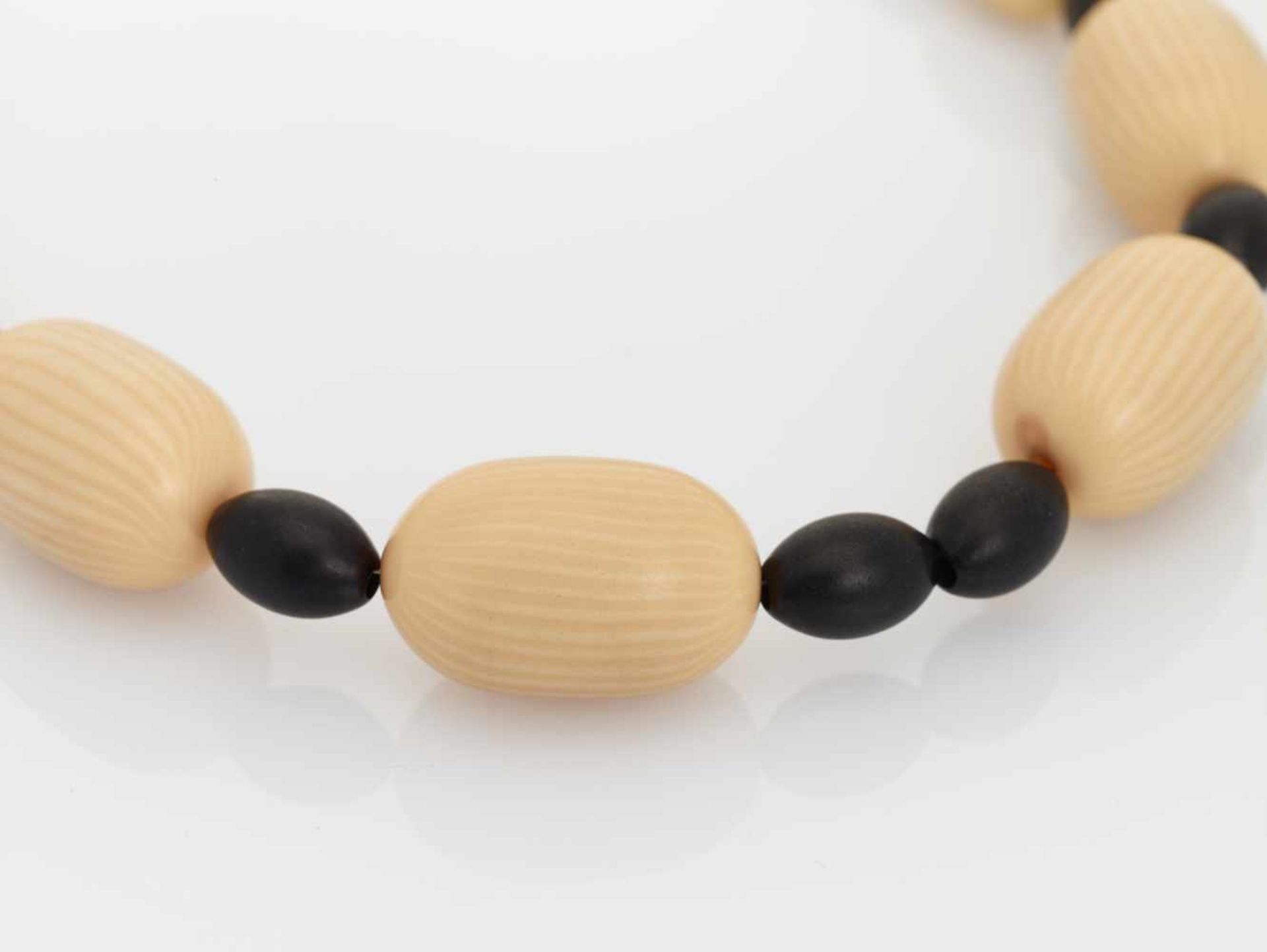 A 1930s BAKELITE AND WOOD ‘EBONY & IVORY’ NECKLACEAustria1930s, hallmarked ‘925’ on the (modern) - Image 4 of 5