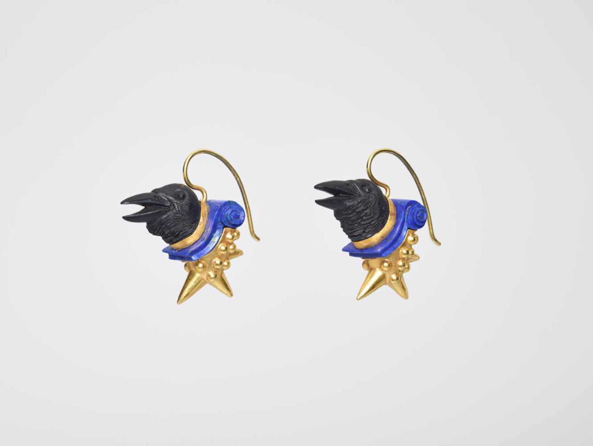 OTTO JAKOB (b. 1951), GOLD, EBONY AND LAPIS LAZULI EARRINGS ‘RAVENS IN ARMOR’, 1984Germany1984, - Image 3 of 7