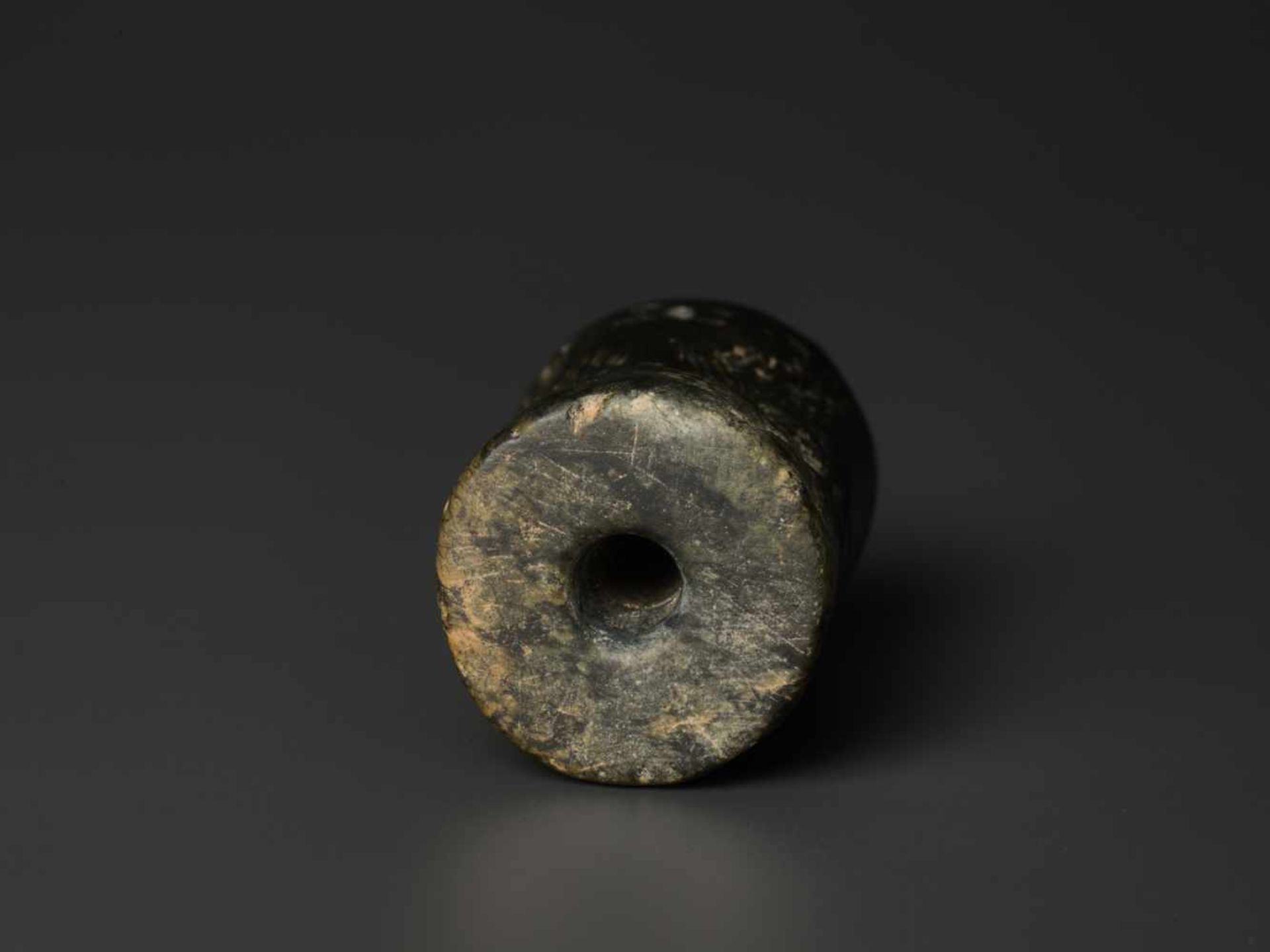 LOT WITH 2 OLD BABYLONIAN CYLINDER SEALS, 1500 – 2000 BCHematite and Lapis LazuliMesopotamia / - Image 2 of 15
